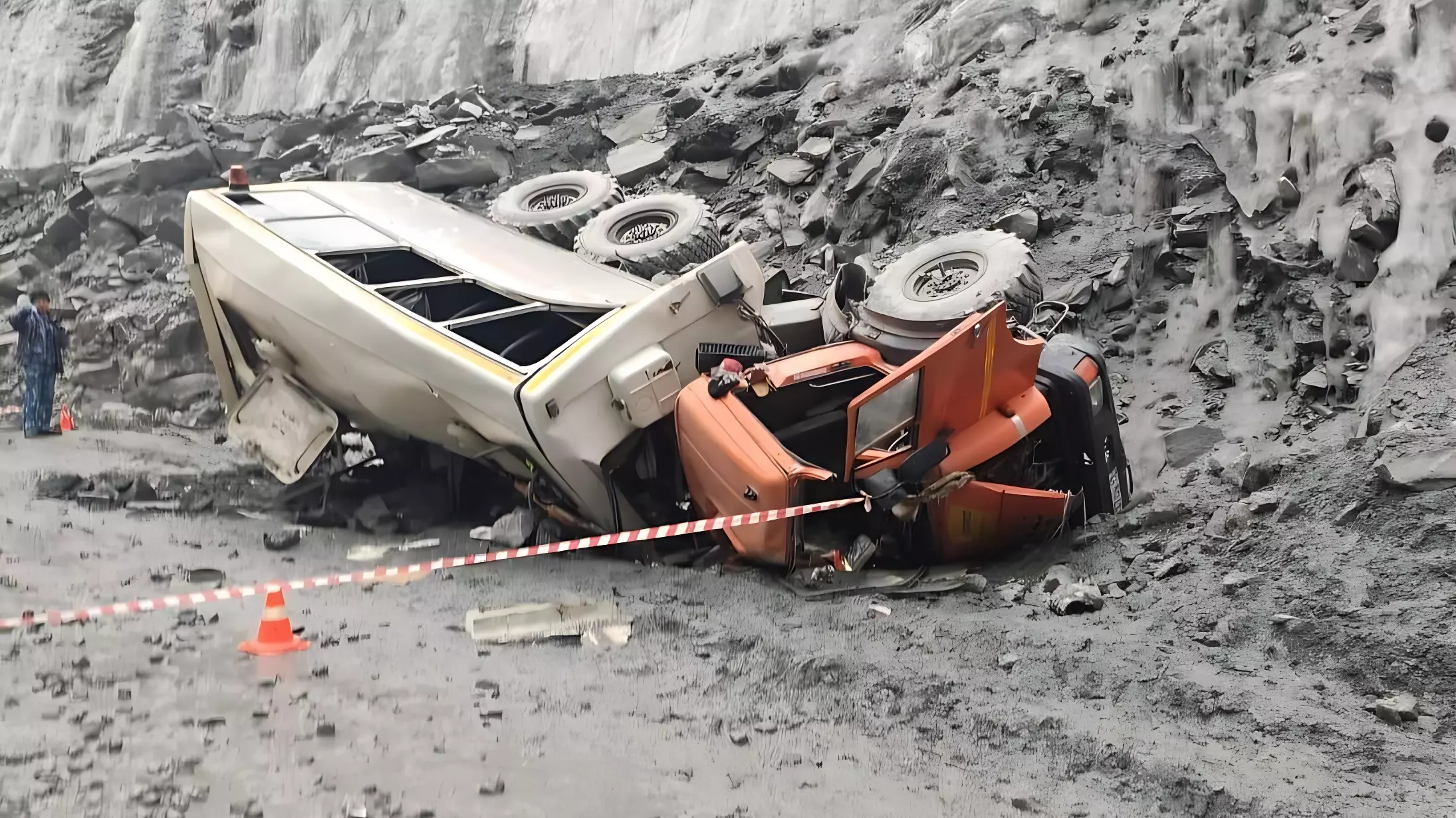 В Красноярском крае автобус с вахтовиками упал на карьере с 10-метровой высоты
