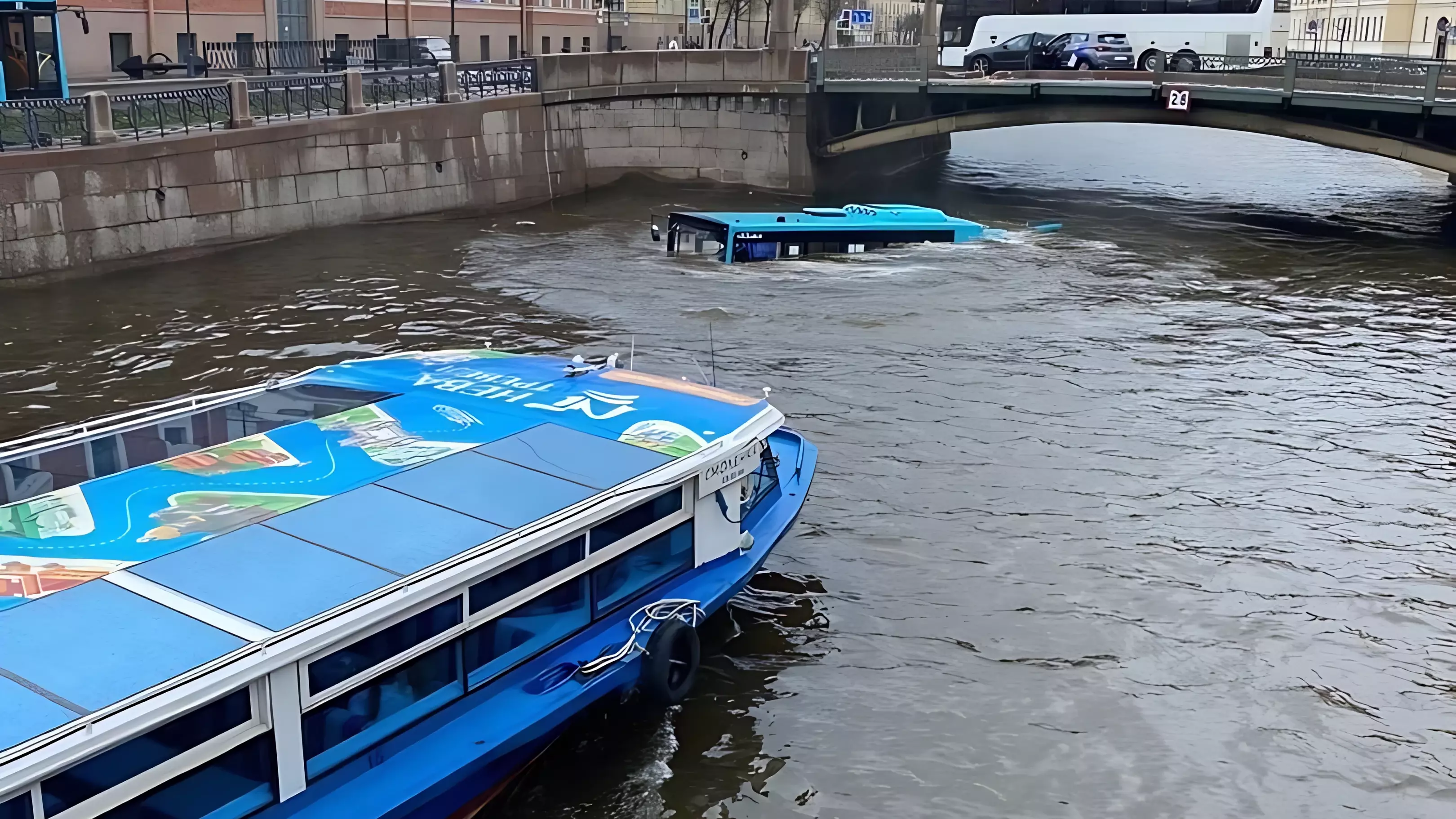 В Питере автобус с 20 пассажирами упал в реку. Людей доставали без сознания