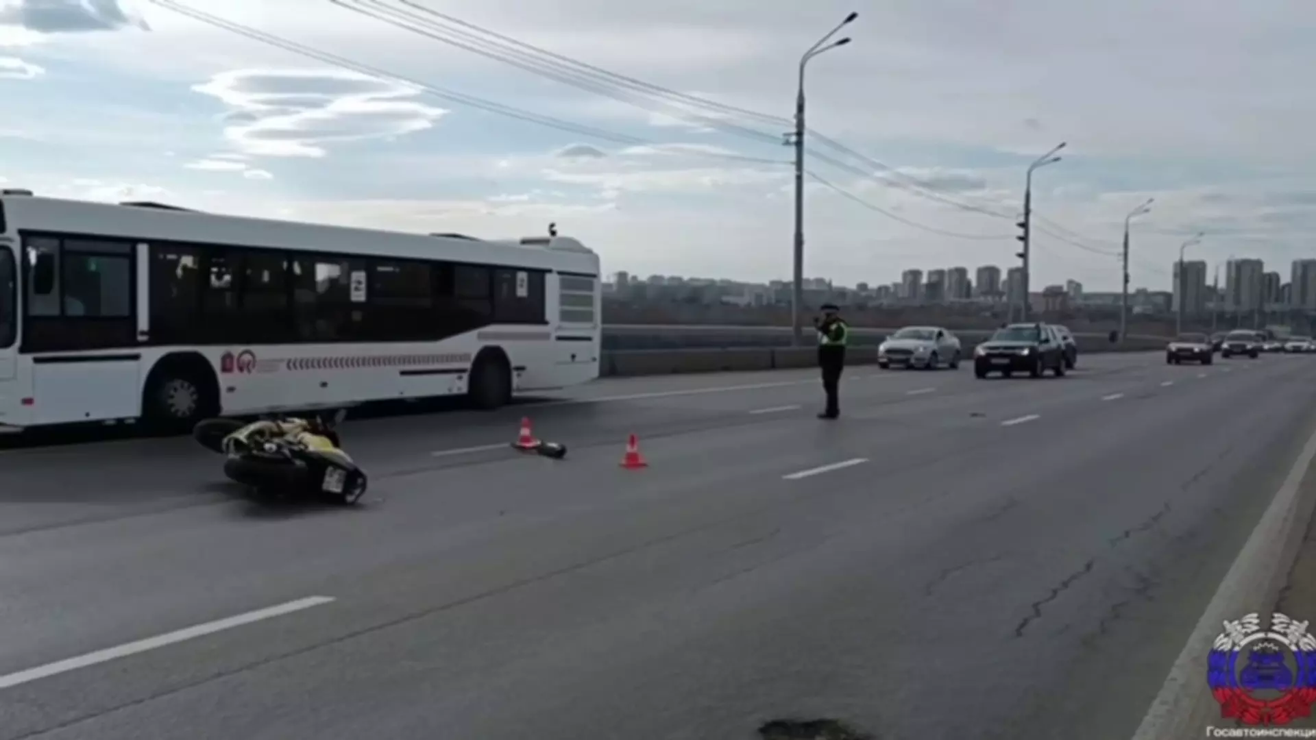 На Октябрьском мосту в жуткой аварии 10-летнему пассажиру мотоцикла оторвало ногу