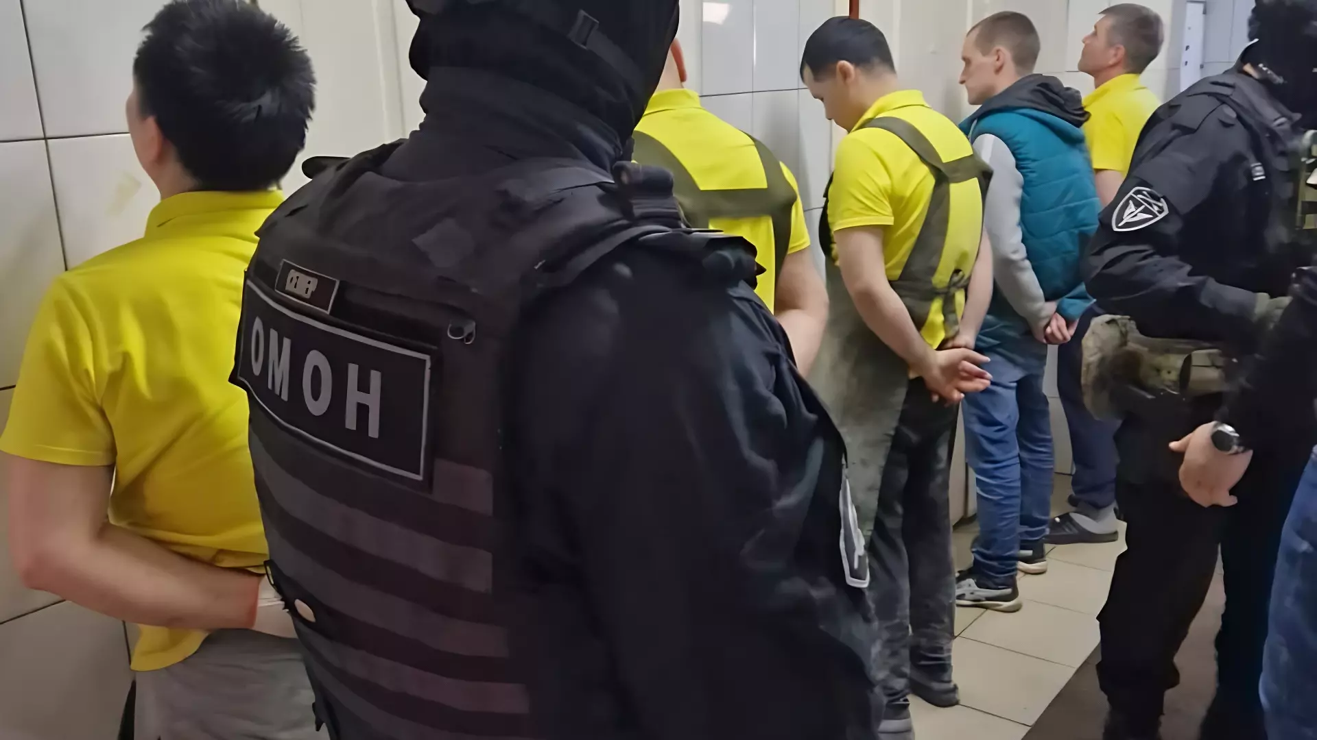 Троих мигрантов выдворят из России после рейда в клубе на хлебозаводе Красноярск