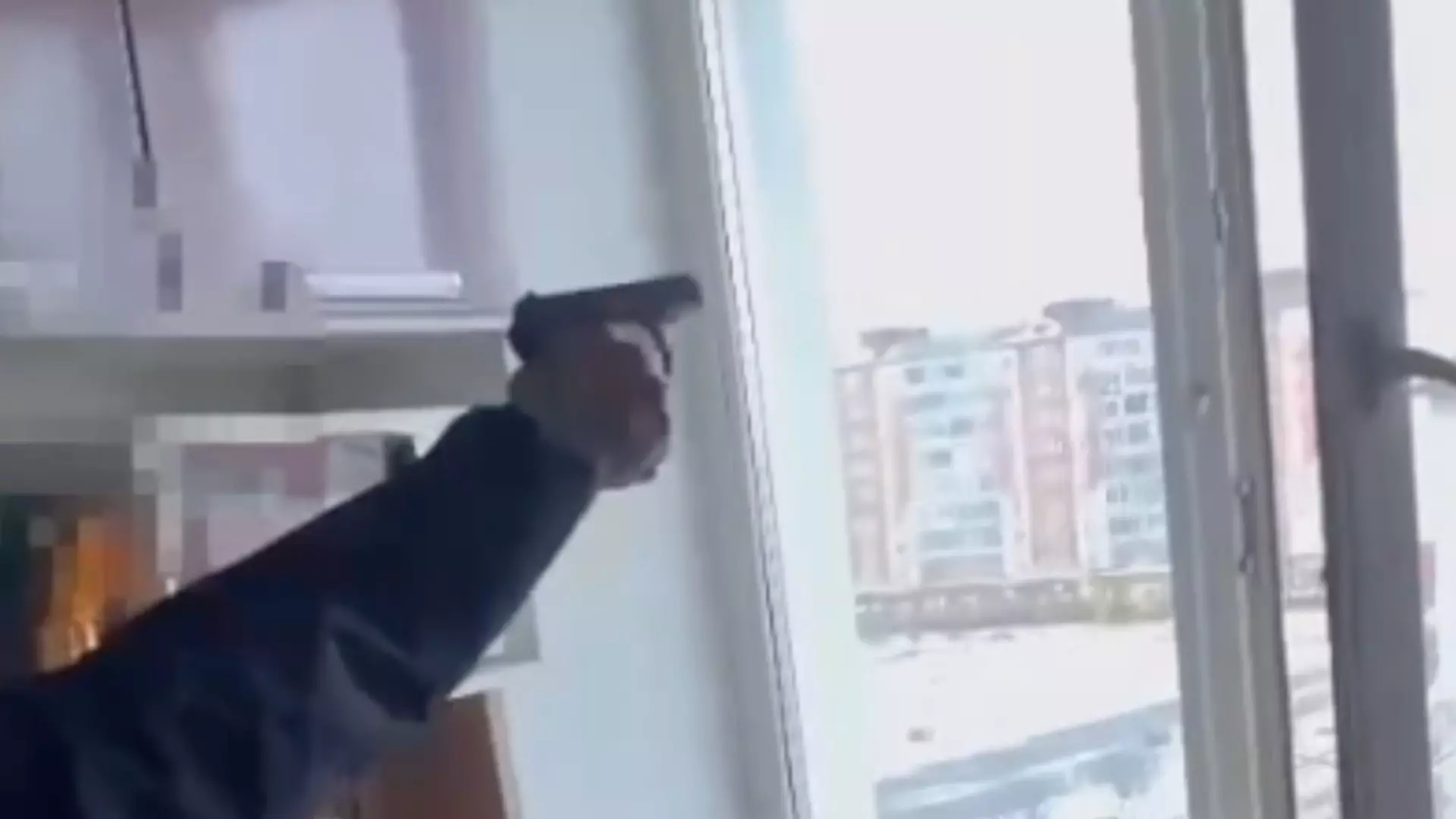 В Норильске два парня «решили развлечься» и устроили стрельбу из окна квартиры