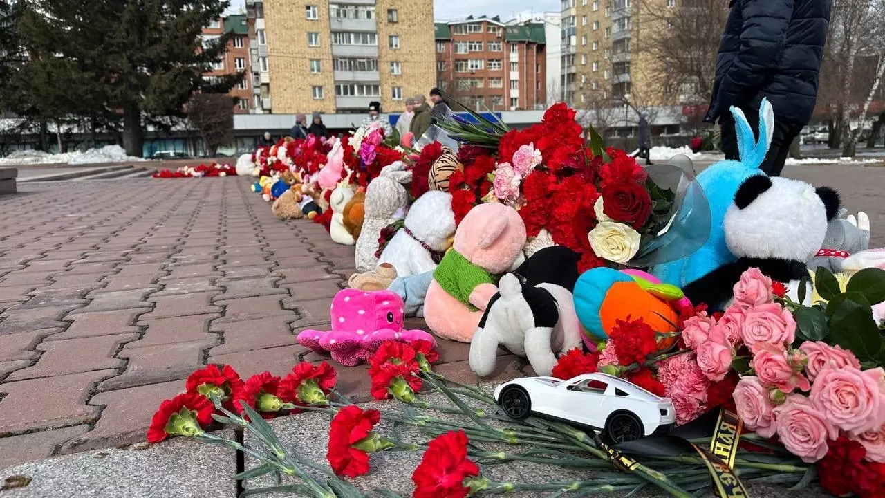 Красноярцы несут цветы к мемориалу после теракта в Crocus и плачут