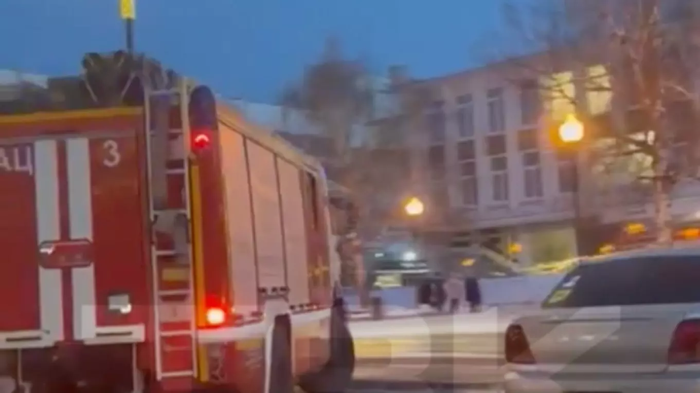 В Красноярске у здания краевого суда заметили большое количество пожарных машин