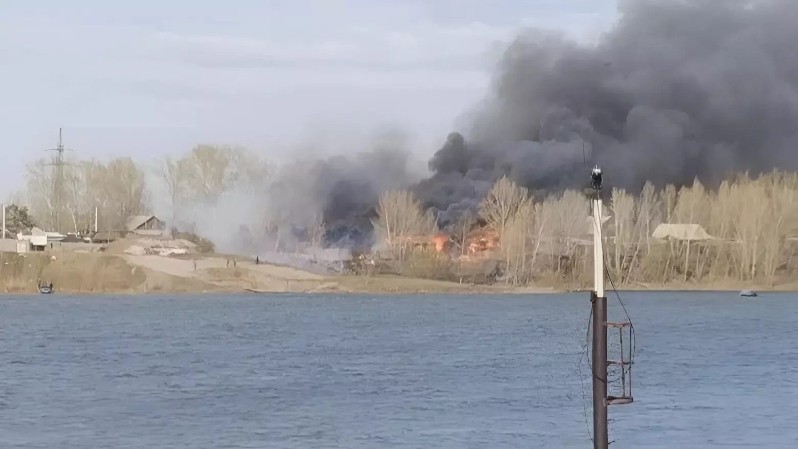 В Красноярске горят дома в Песчанке. Раздаются взрывы, ветер разносит огонь