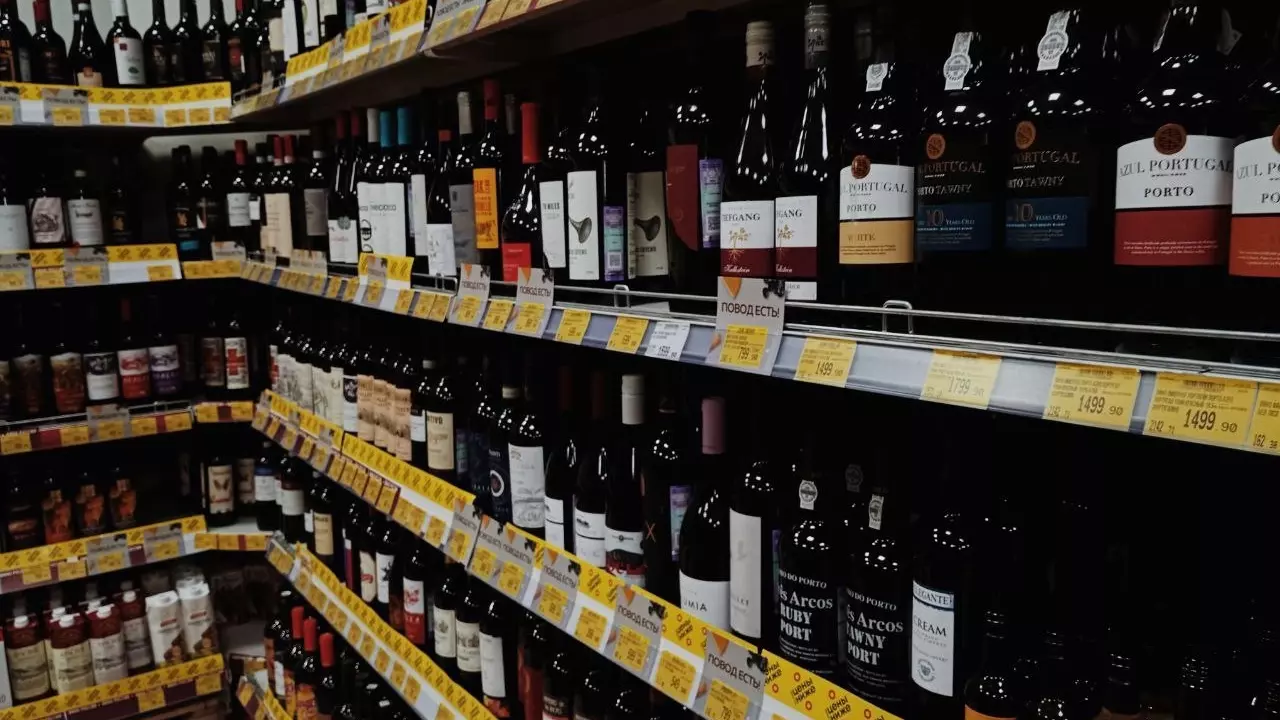 Красноярские магазины рассказали, когда и на сколько подорожает вино