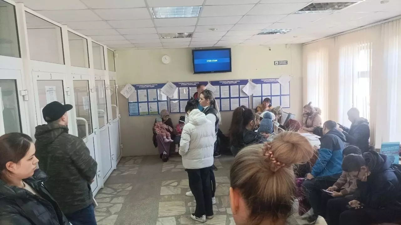 Красноярцы жалуются на огромные очереди за штампом о гражданстве РФ для детей