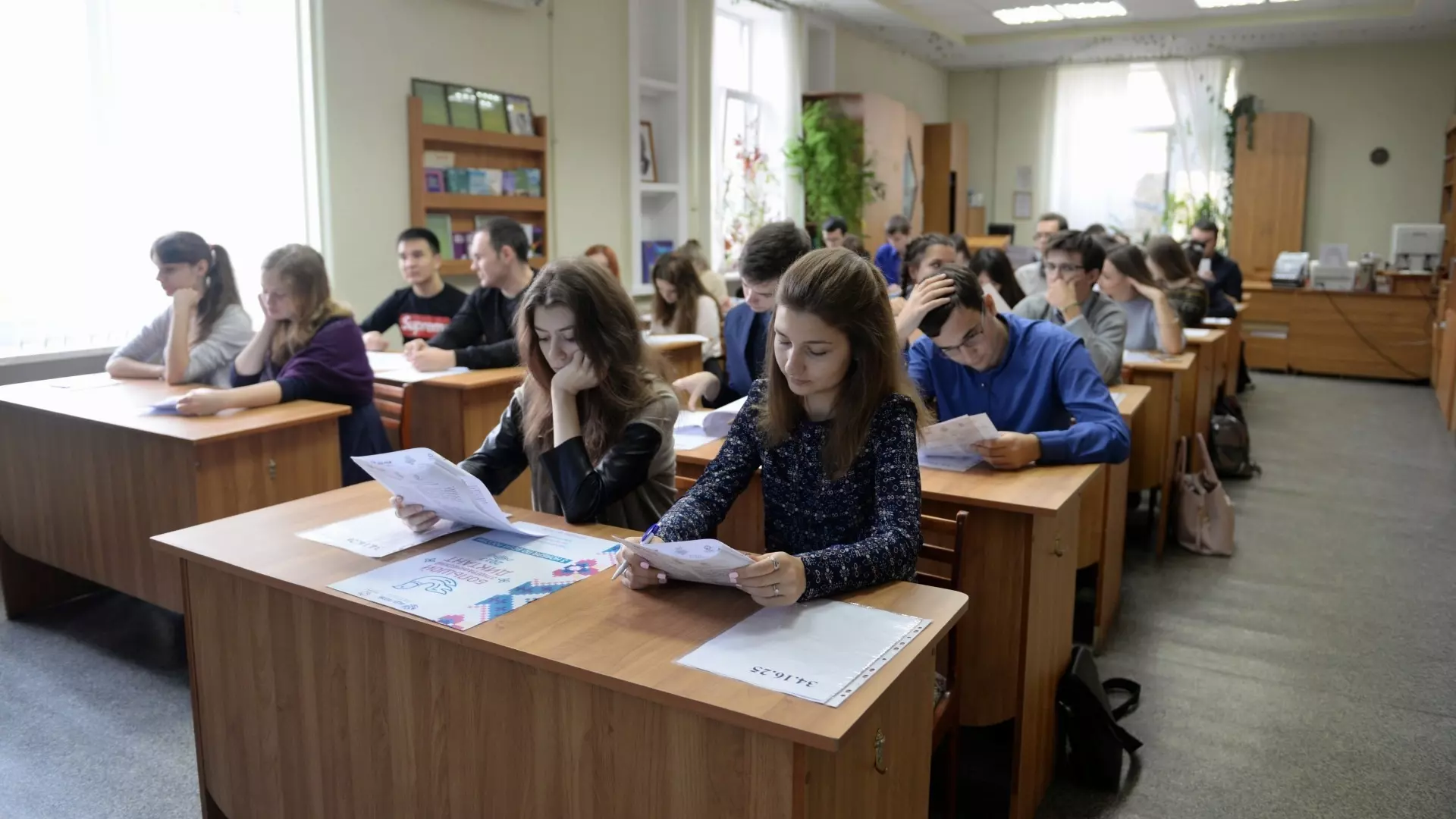 На ежегодном послании Федеральному собранию Путин предложил разрешить школьникам пересдать один предмет по ЕГЭ.