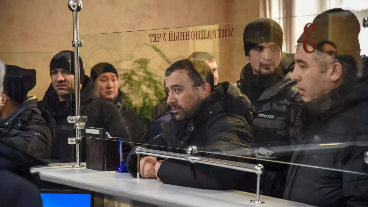 В Красноярске полицейские выдали еще 13 мигрантам повестки в военкомат