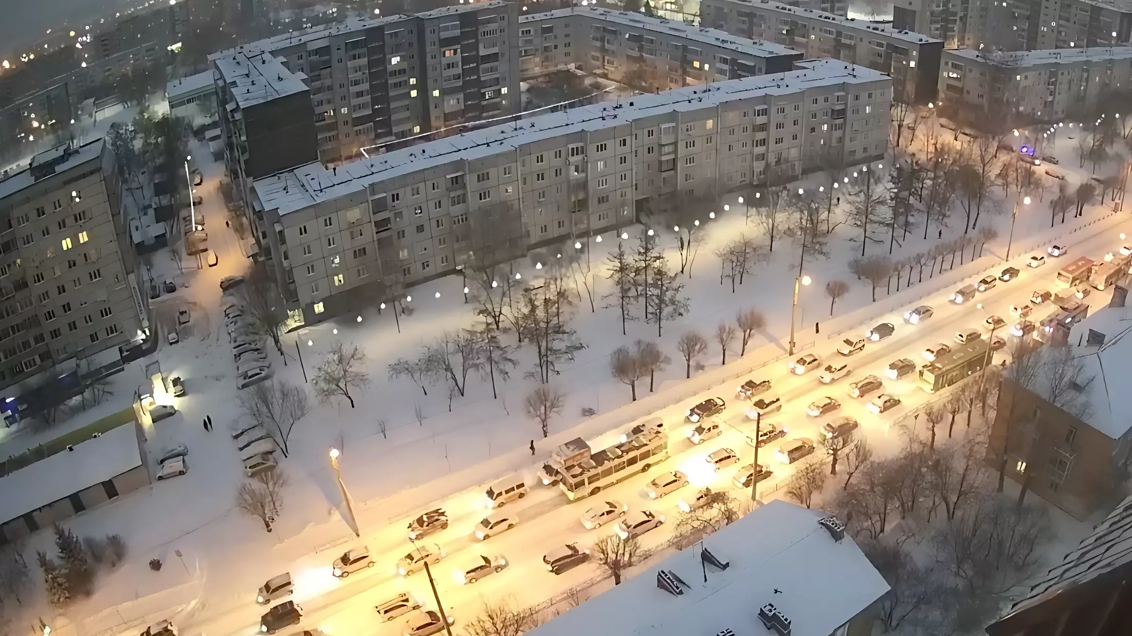 Красноярск после снегопада снова встал в 9-балльные пробки