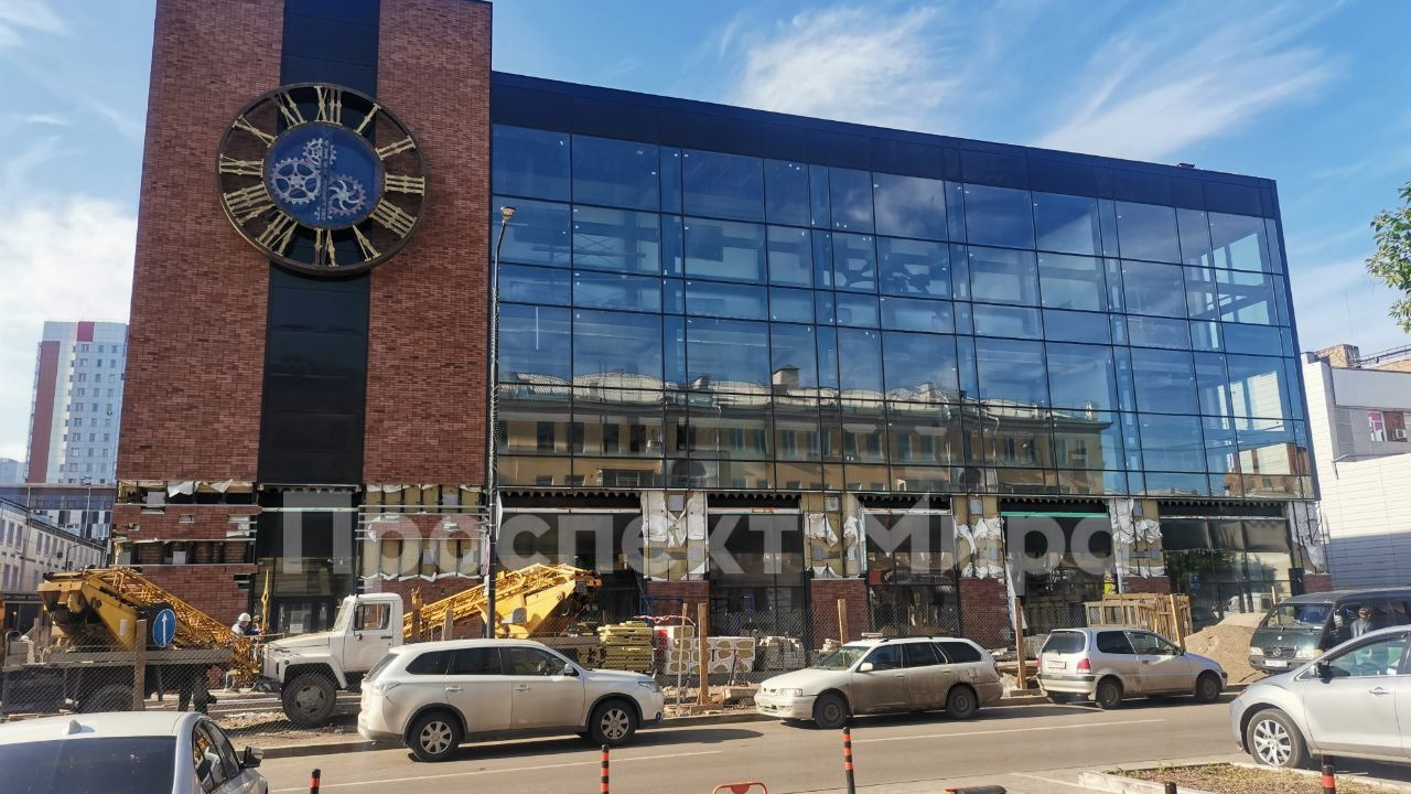 В центре Красноярска появились новые огромные часы