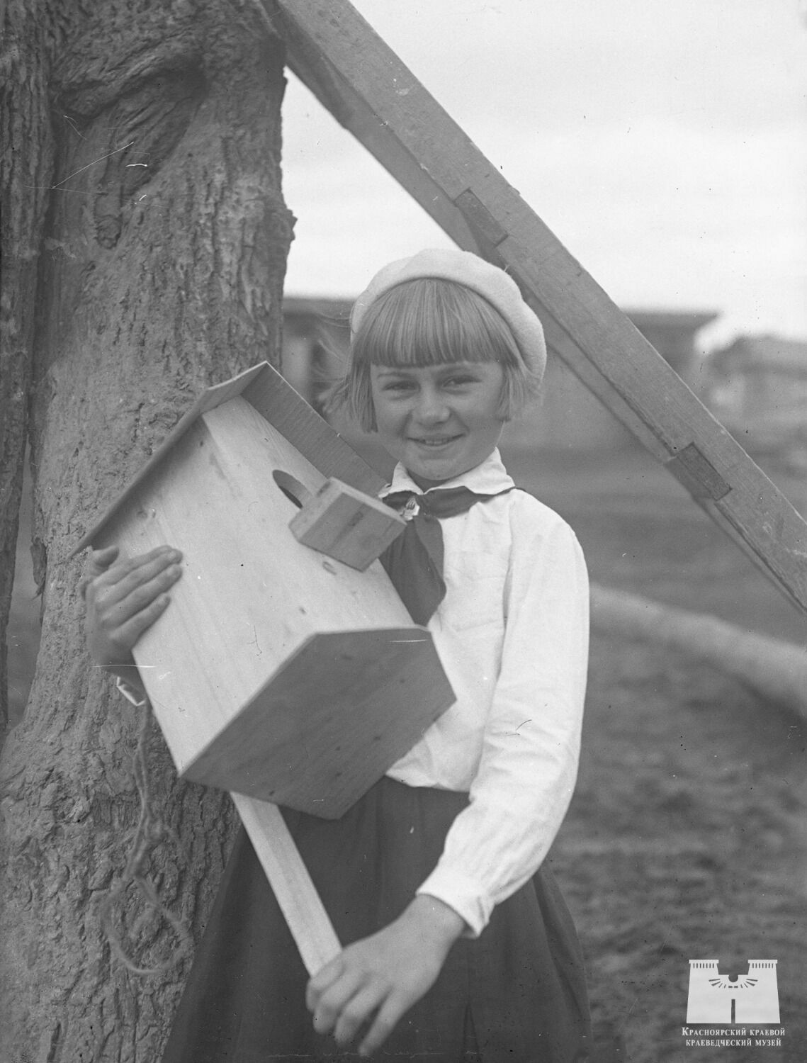 Ученица 5 «б» класса Кляус Фаля со скворечником. 1941 год