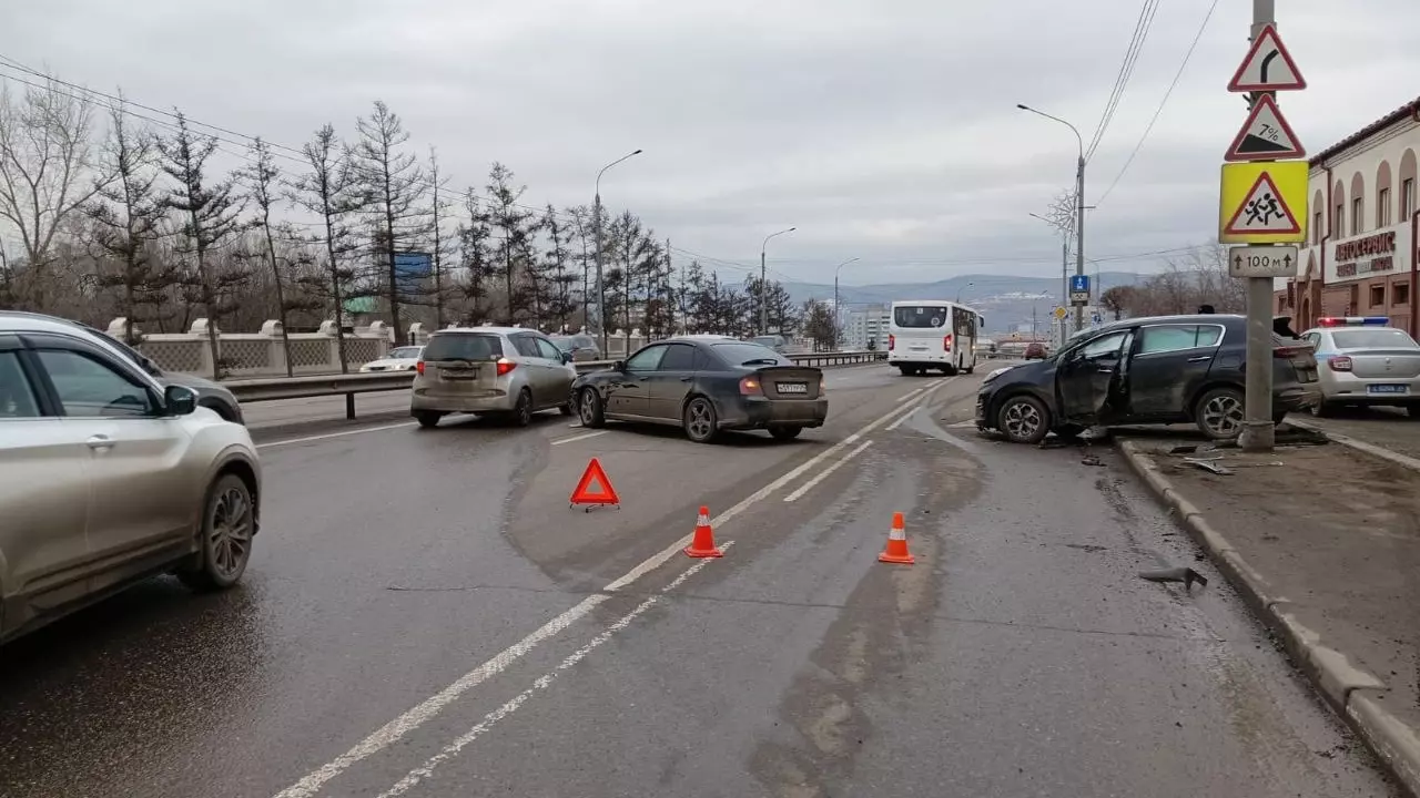 В Красноярске улицу Шахтеров сковала пробка из-за столкновения двух авто
