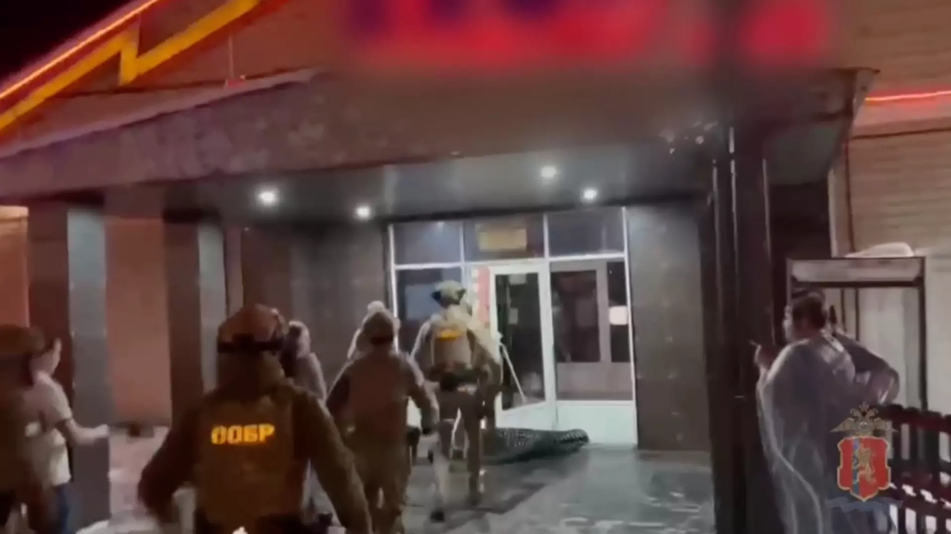 Полицейские приехали с рейдом в два кафе в Черемушках и увезли 19 посетителей