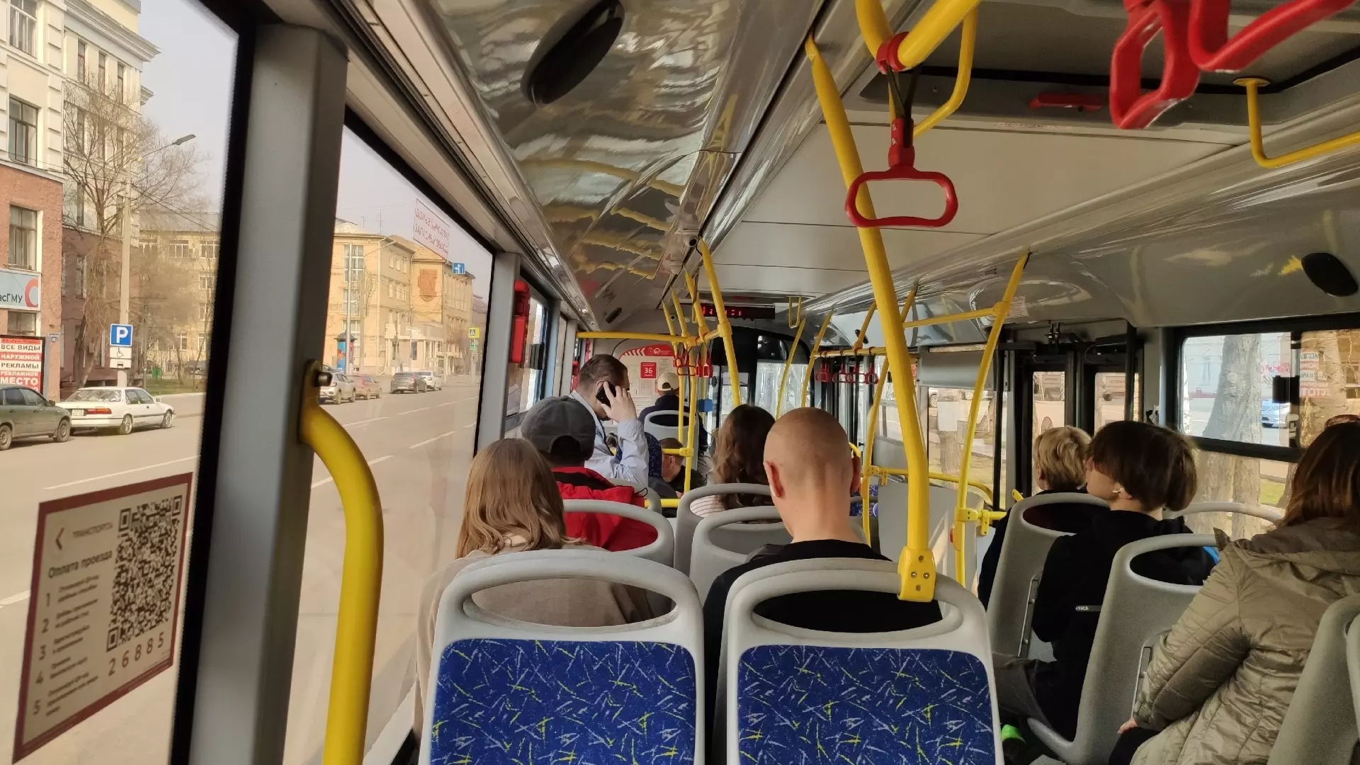 В красноярском автобусе водитель кричал и хватал за руки мальчиков без билетов