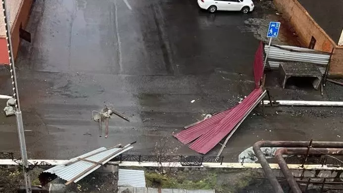 В Норильске ураган сносит светофоры, заборы и людей
