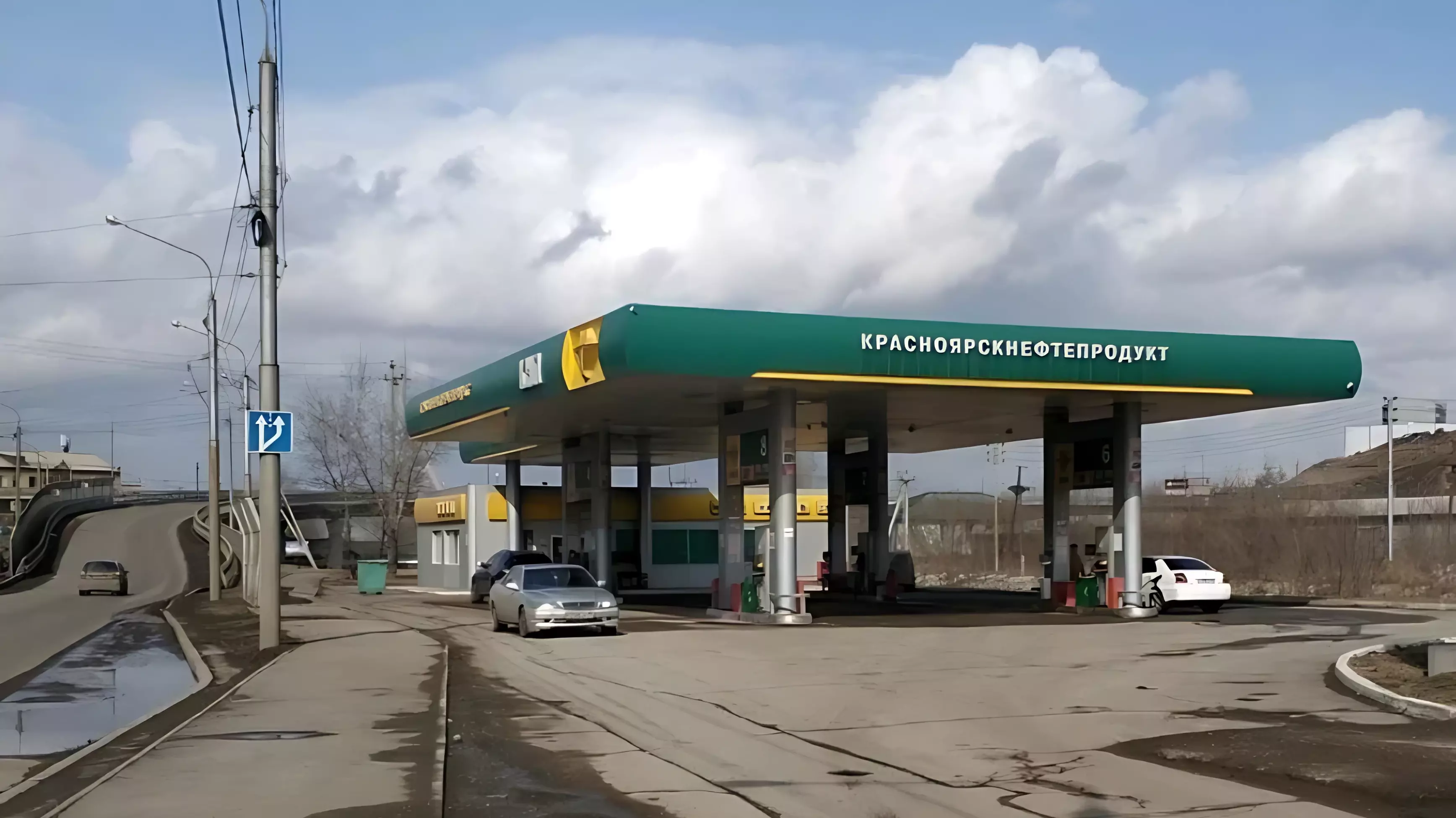 На нескольких заправках в Красноярске снова подорожал бензин