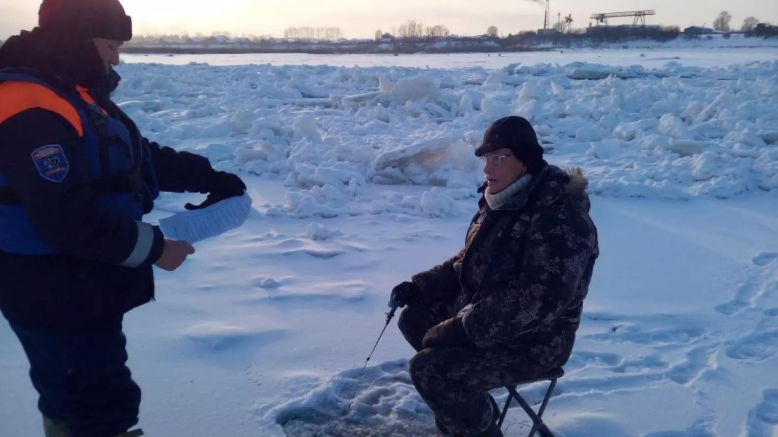 В Красноярском крае спасли повредившего ногу рыбак