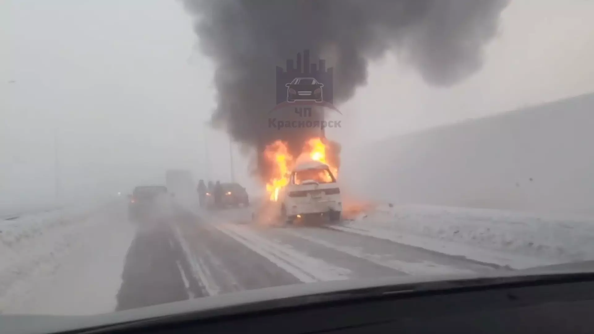 В Красноярске на Северном шоссе вспыхнул автомобиль