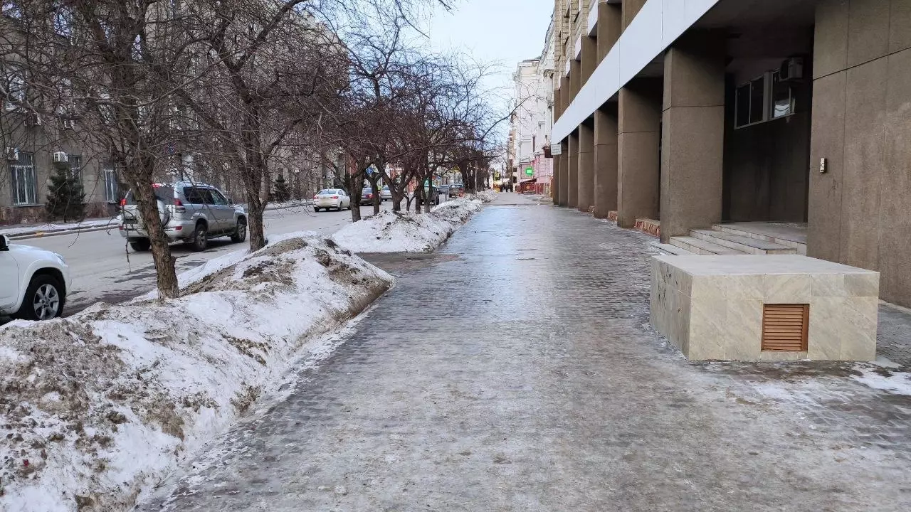 Красноярцы жалуются на обледеневшие тротуары и заваленные снегом дворы