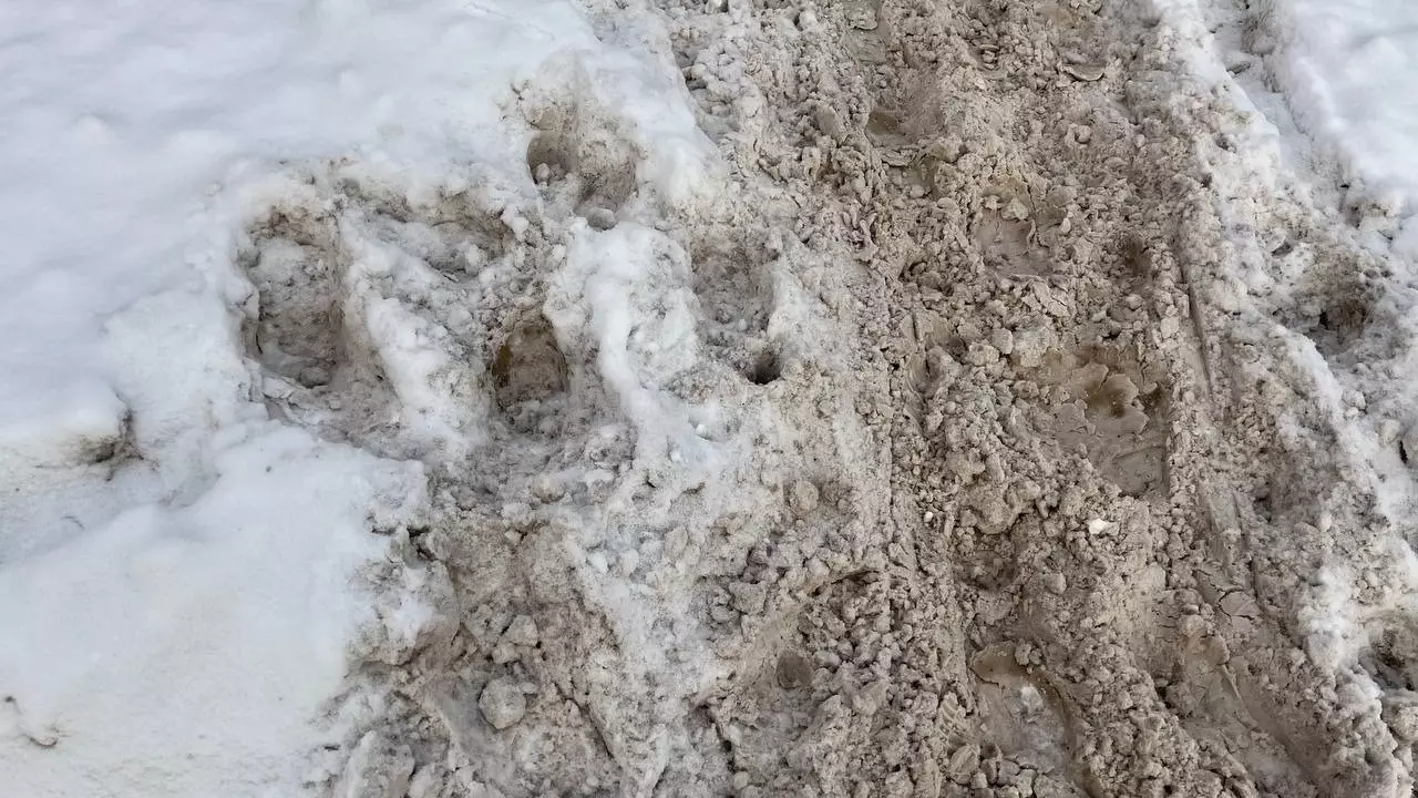 Красноярцы жалуются на снежные завалы