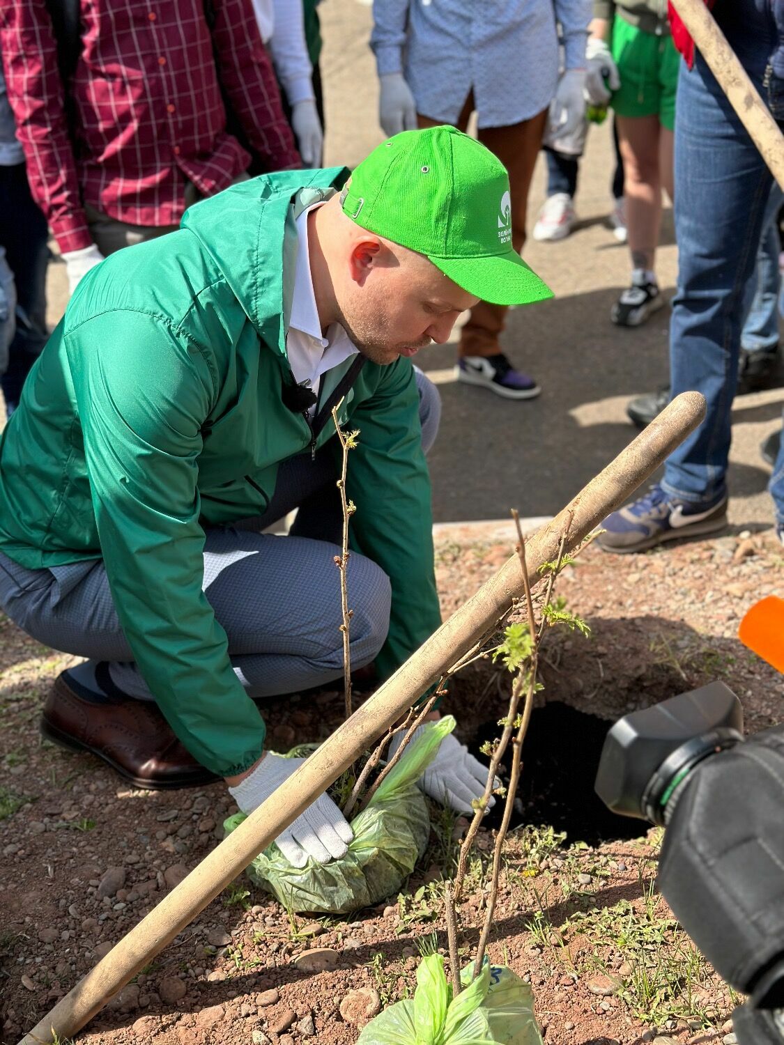 Экоактивист Артём Речицкий показал, как правильно высадить деревья, чтобы они прижились и не погибли. 