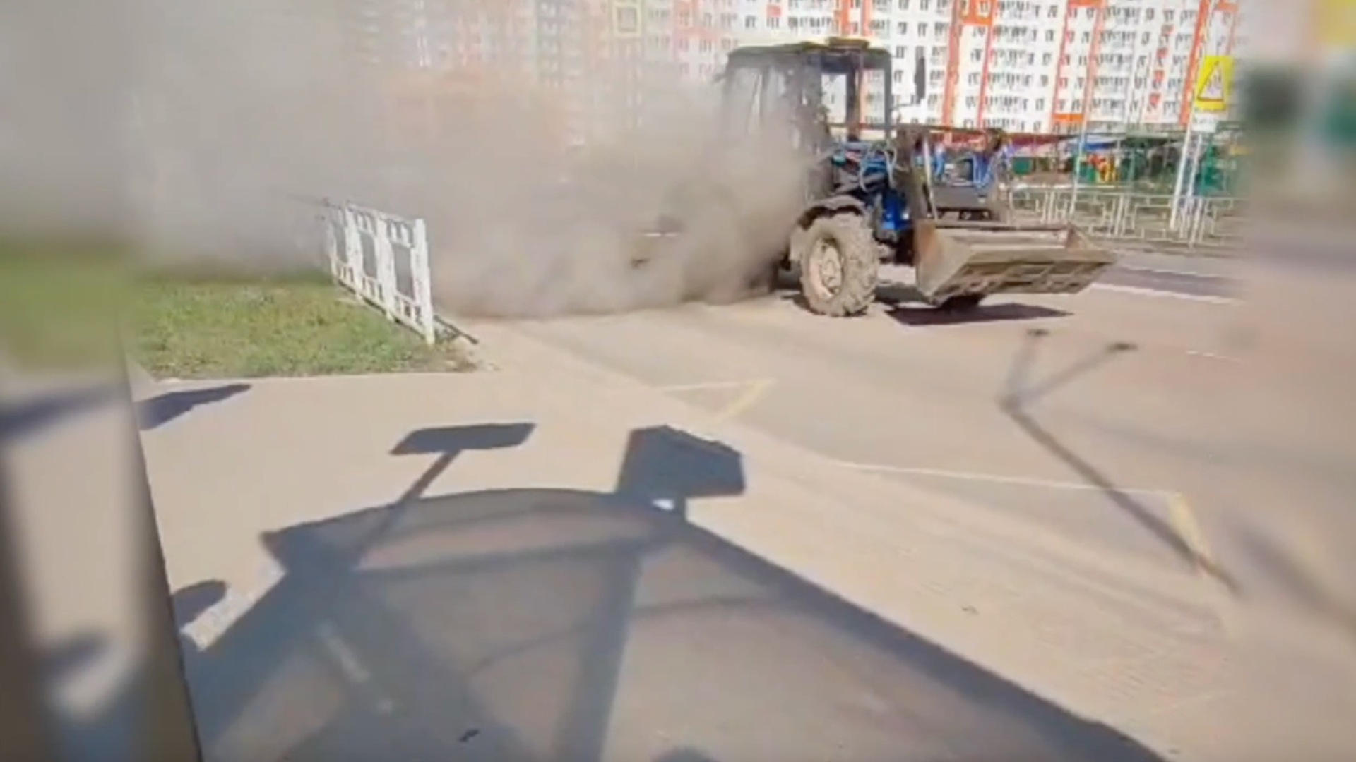 Жители «Тихих Зорь» пожаловались на пылевые бури из-за уборки дорог