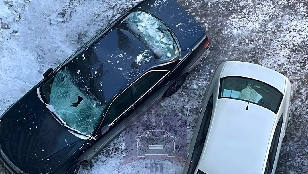 В Красноярске ледяные глыбы разбили припаркованные у подъезда машины