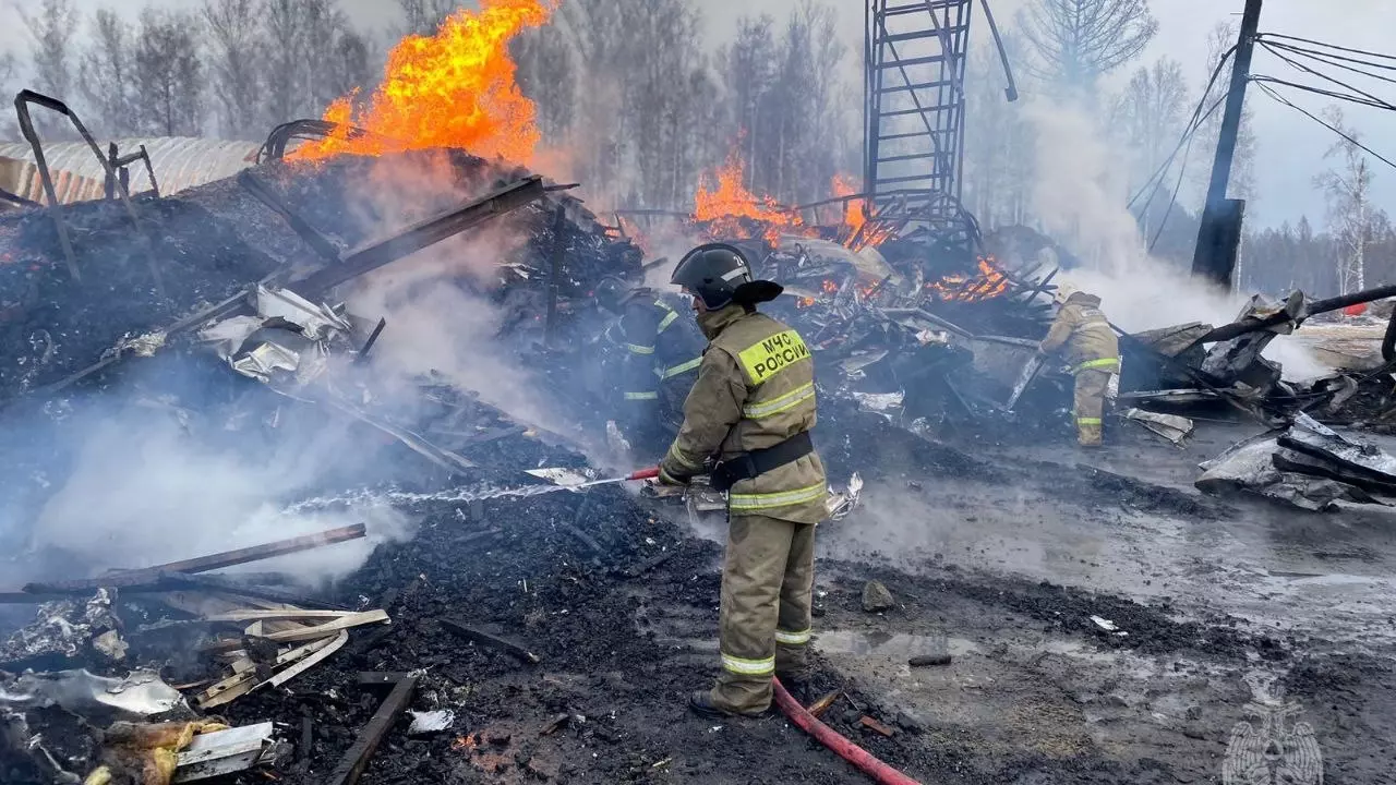 В Красноярском крае несколько часов тушили крупный пожар в цехе пиломатериалов