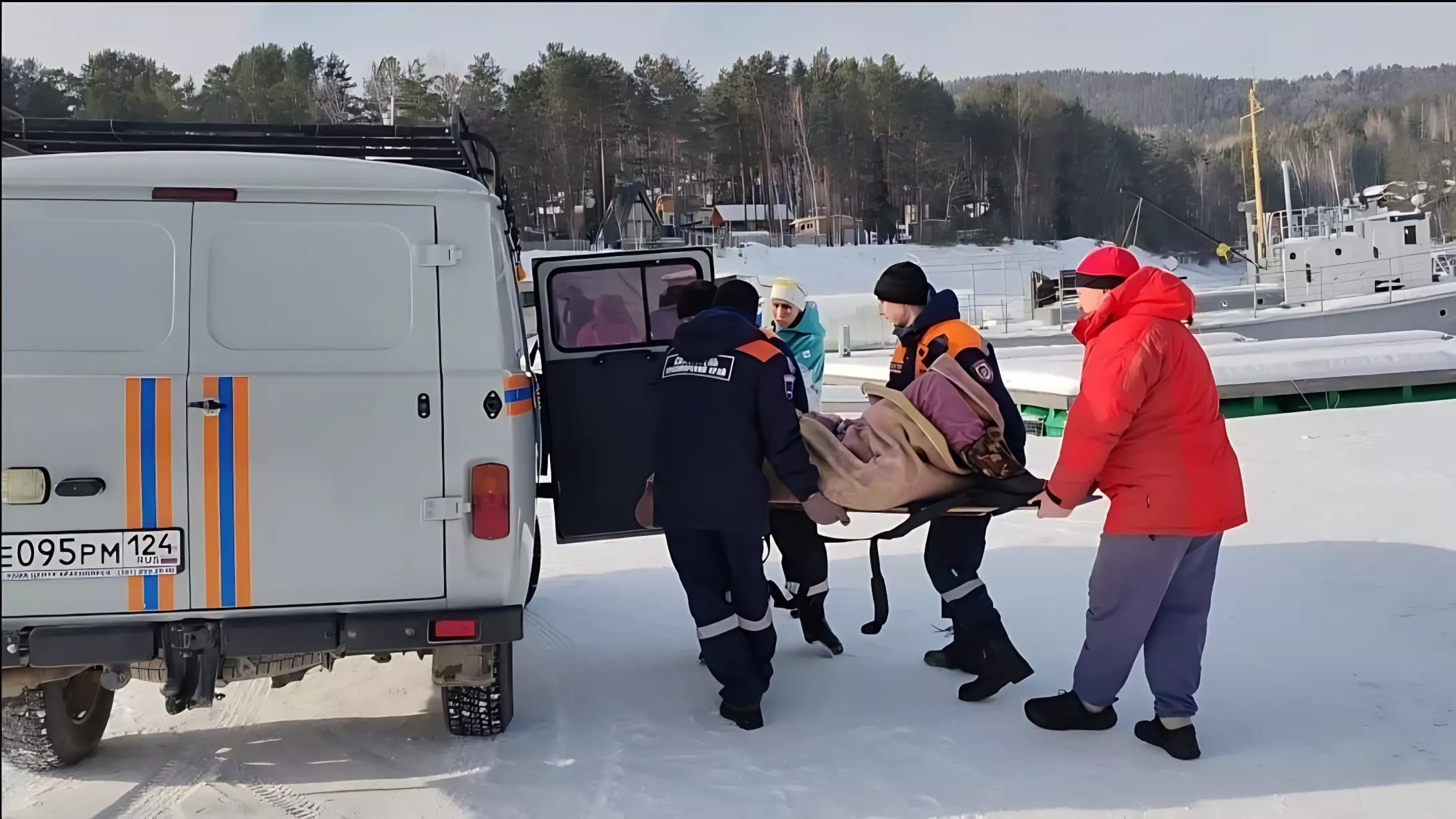 На Красноярском водохранилище мужчина на мотособаке въехал в палатку с туристами