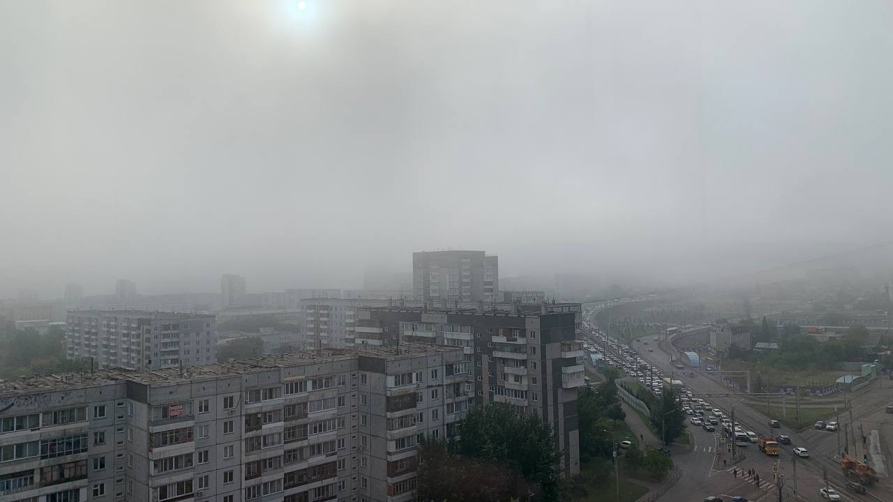 Красноярск утром накрыл густой туман. Или смог?