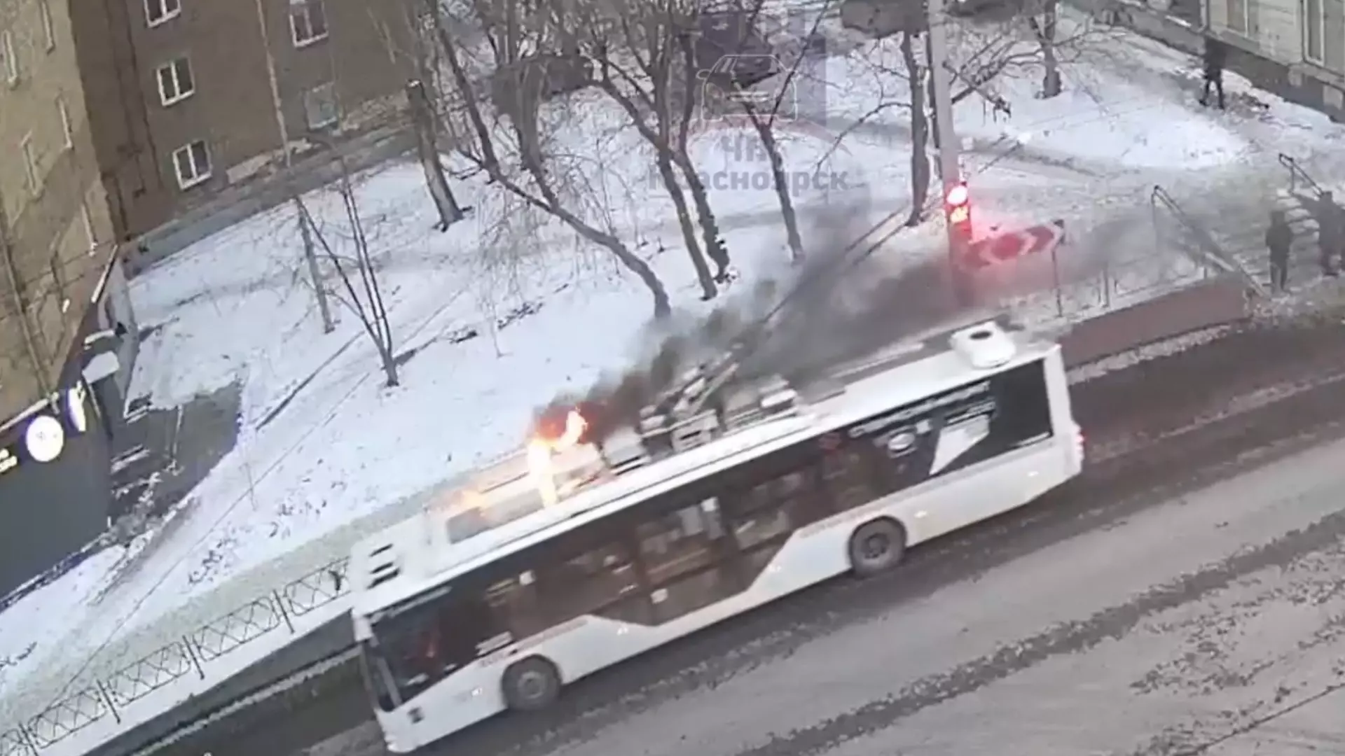 В Красноярске загорелись «рога» у троллейбуса. В салоне находились пассажиры