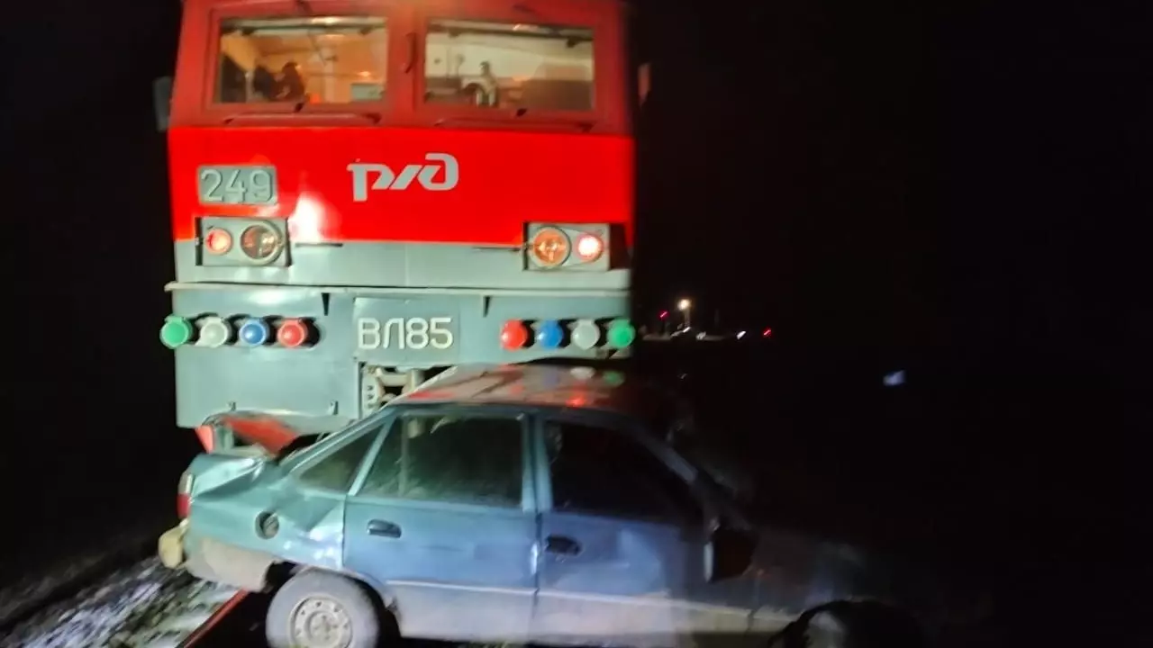 В Красноярском крае поезд сплющил автомобиль