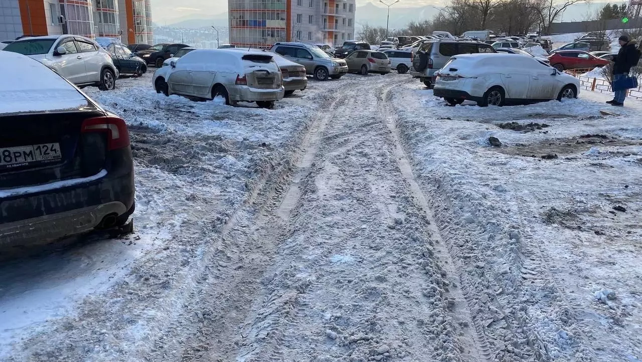 Красноярцы продолжают жаловаться на снежные завалы на дорогах и тротуарах
