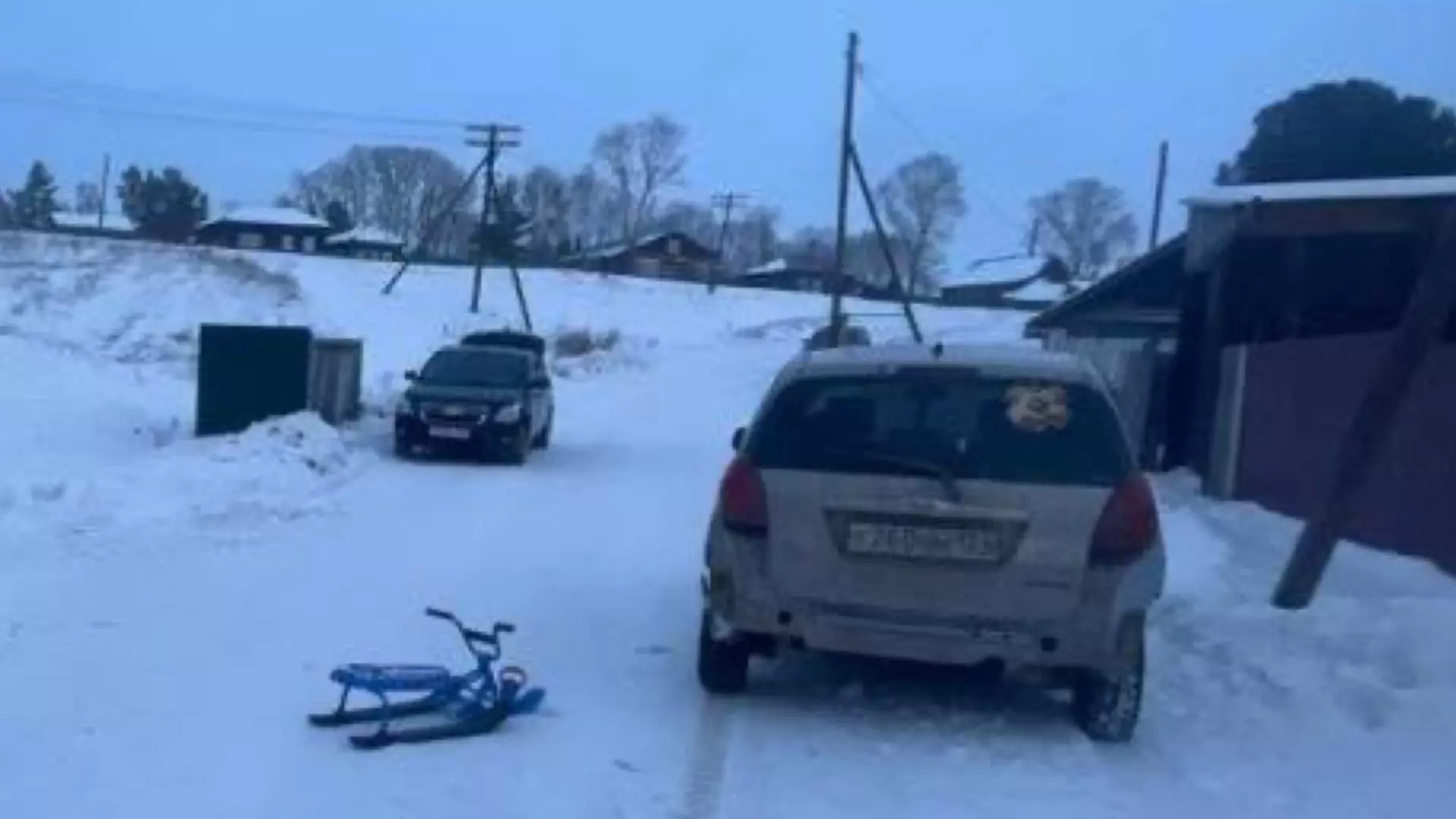 11-летний мальчик из Красноярского края скатился с горки прямо под колеса авто