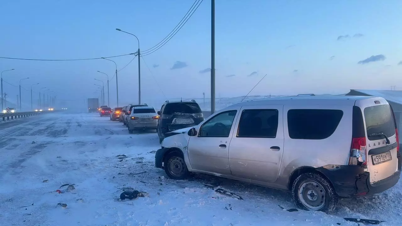 Метель спровоцировала массовое ДТП с участием 12 машин в Красноярске