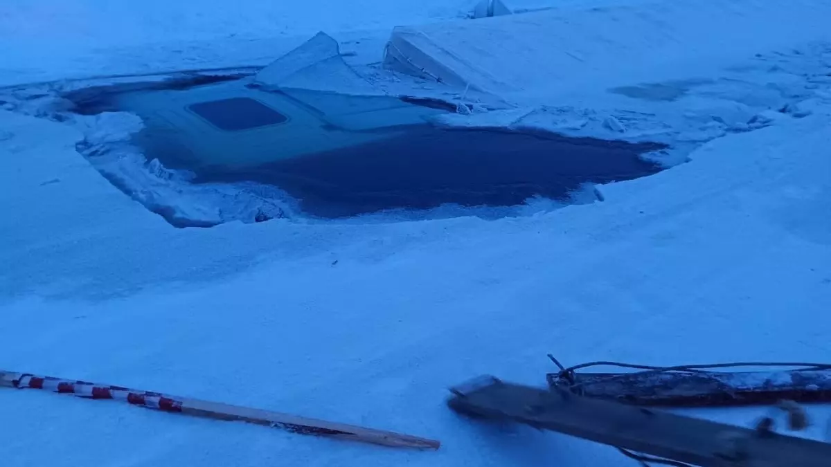Водитель из Красноярского края провалился под лед вместе с фурой в Башкирии