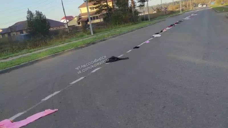 В Лесосибирске неизвестные раскладывают одежду посреди дороги