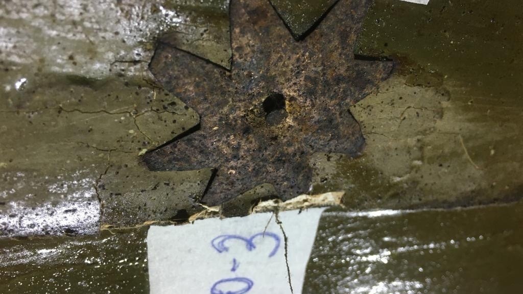 На потолке старинной церкви в Красноярском крае нашли металлические звезды