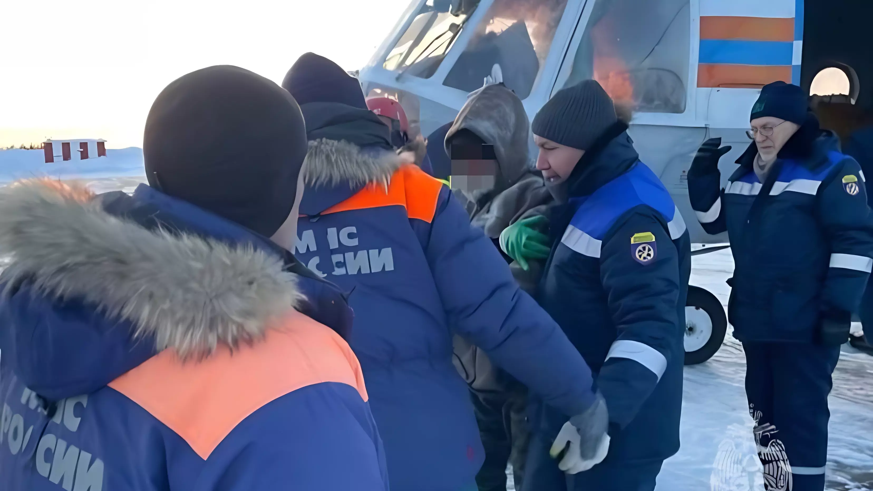 В Красноярском крае спасатели эвакуировали с севера двух охотников и их собак