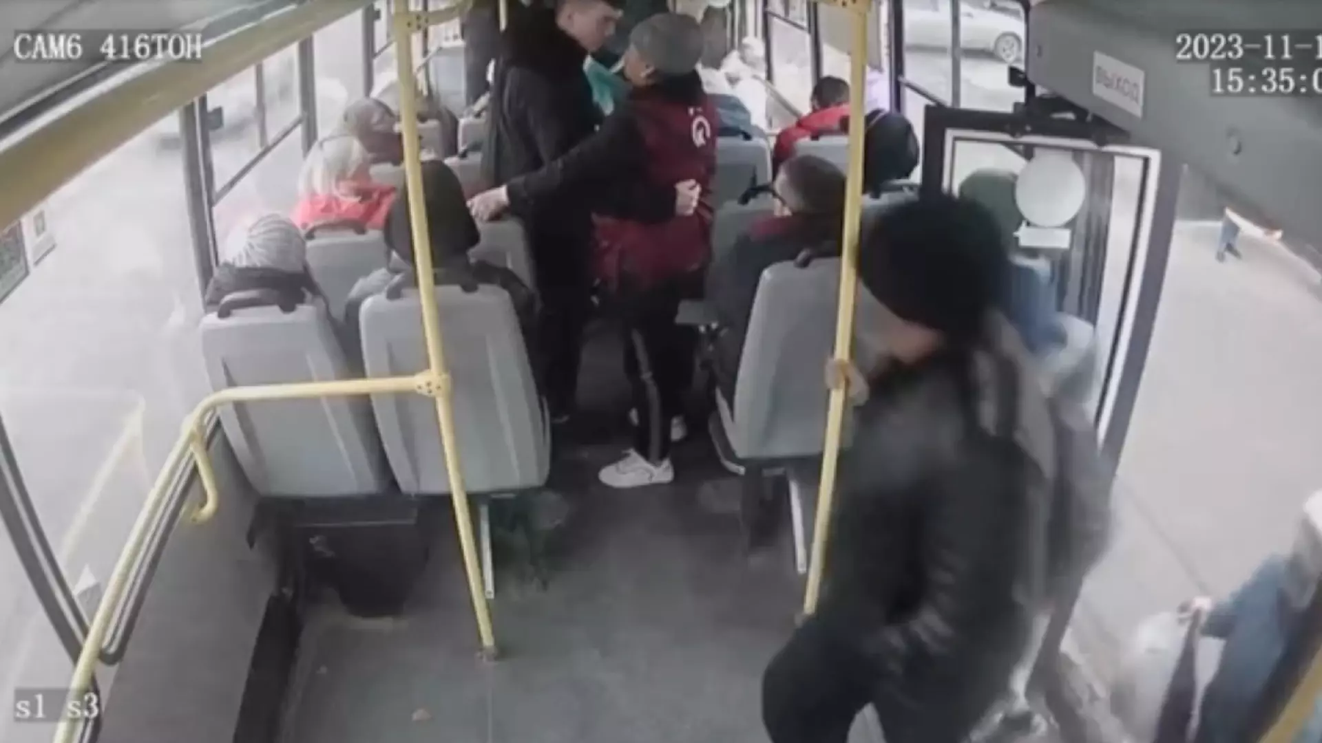 В МВД показали видео нападения красноярца с перцовым баллончиком на кондуктора