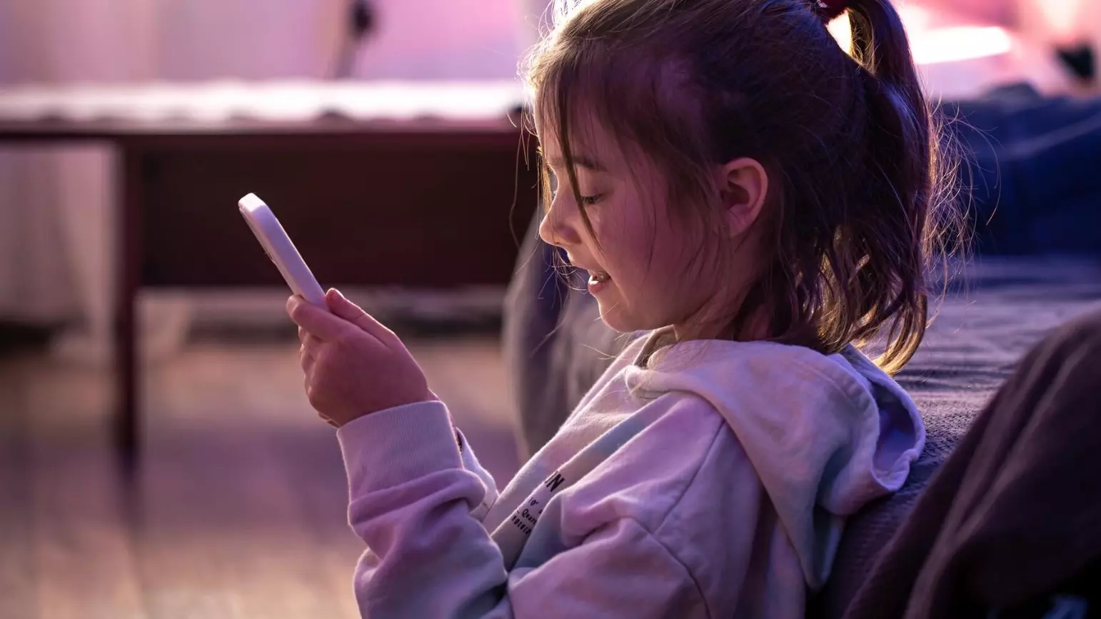 Красноярский психолог рассказала, что делать, если ребенок зависим от телефона