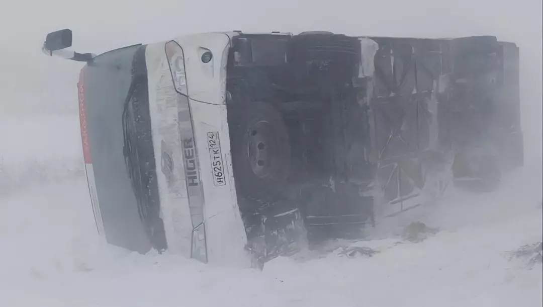 В Красноярском крае ветер опрокинул автобус с 15 пассажирами на трассе