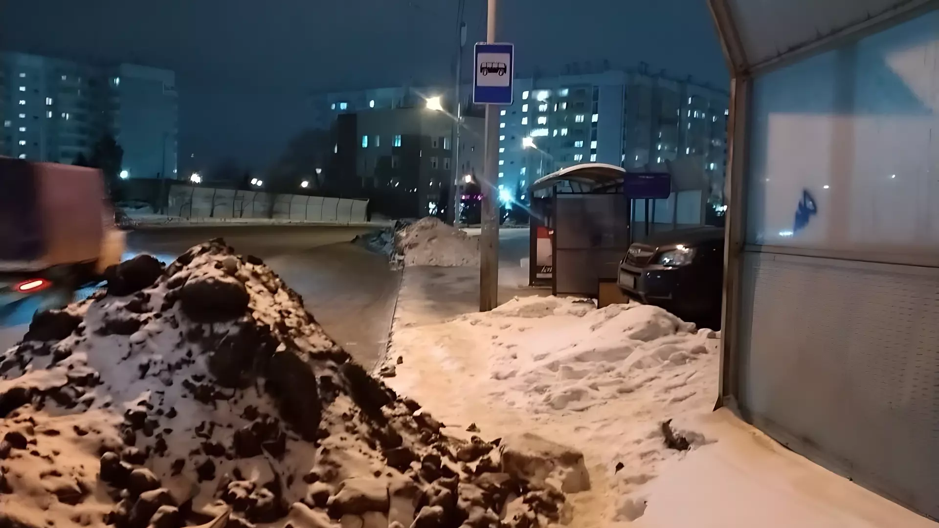 Красноярцы уже второй месяц жалуются на заваленные снегом дворы и тротуары