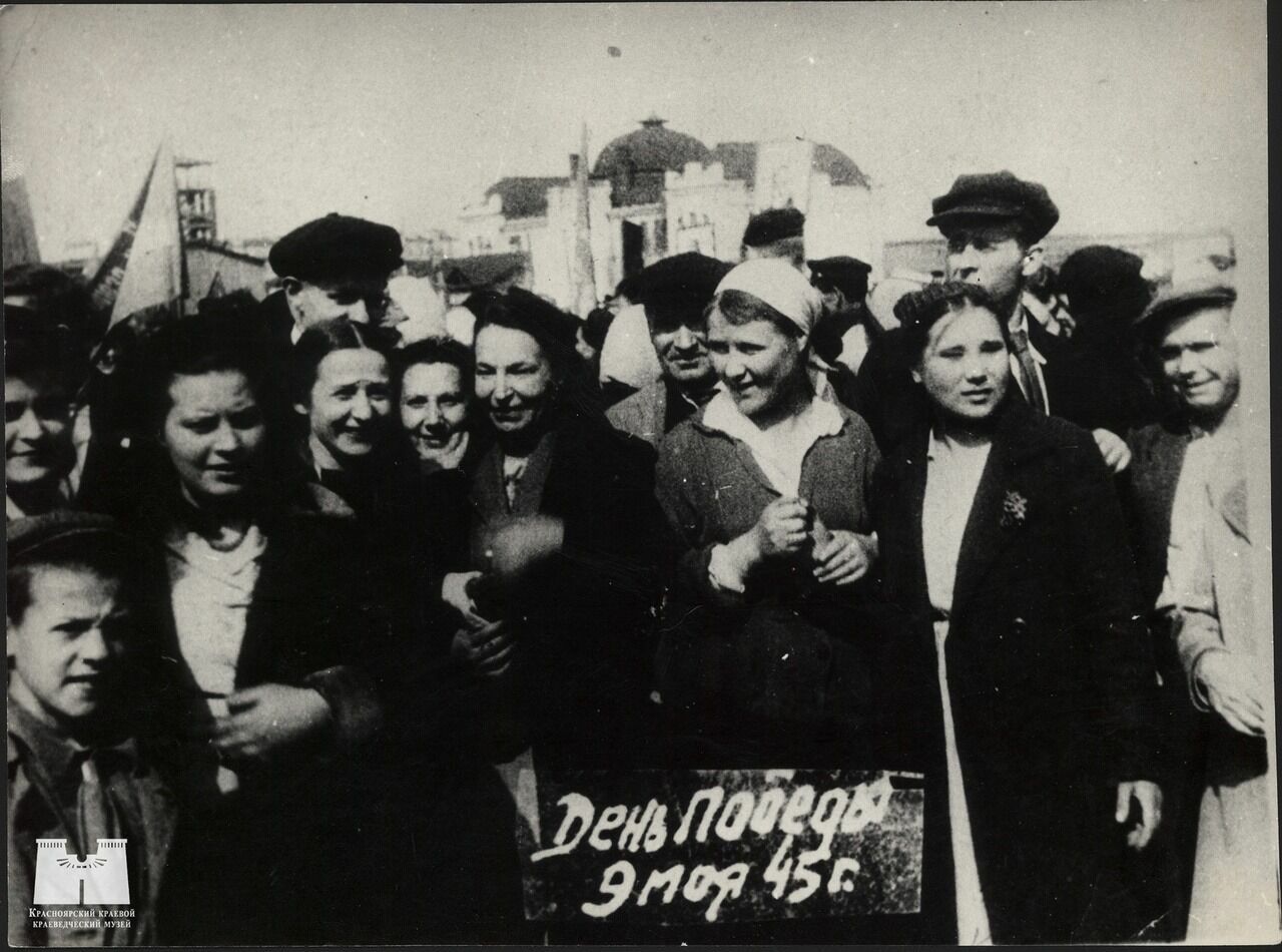 Рабочие радиотехнического завода на митинге. Красноярск, 9 мая 1945 год