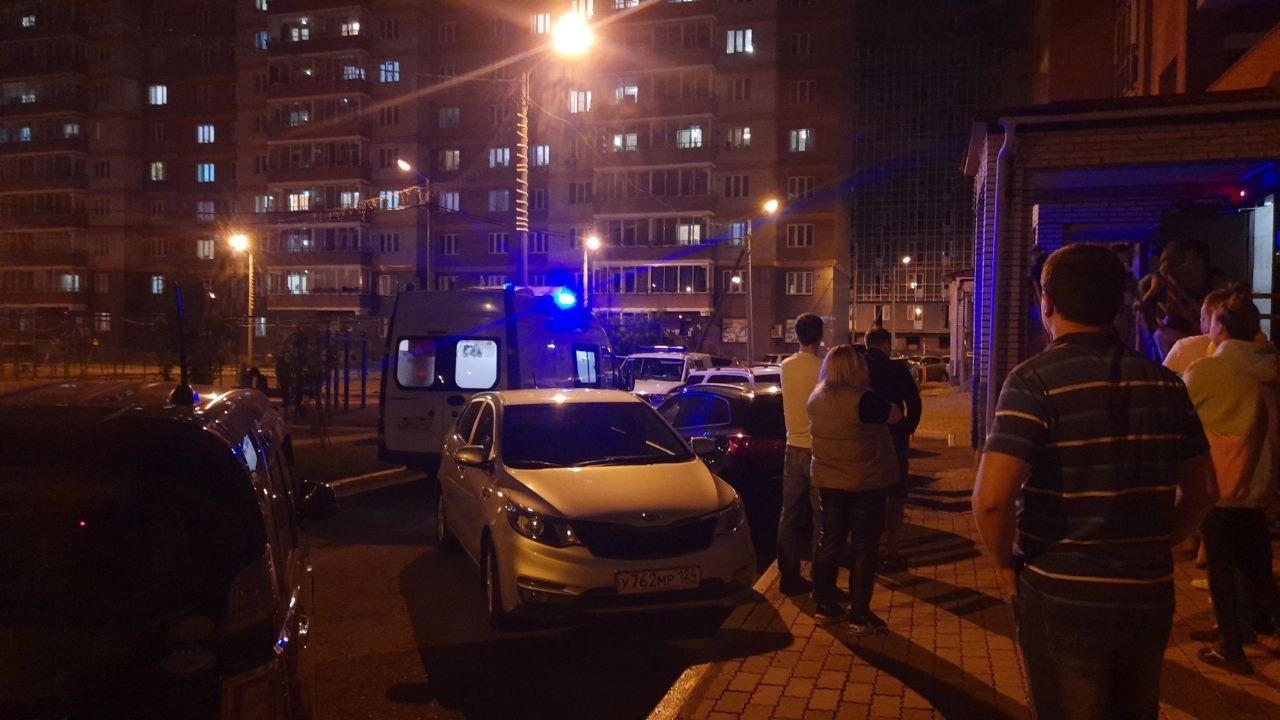 В Красноярске неадекватный сосед три года терроризирует жителей подъезда