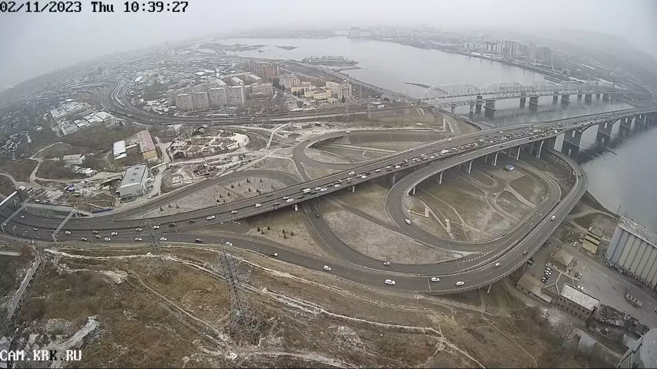 В Красноярске на Николаевском мосту образовалась пробка из-за съемок сериала