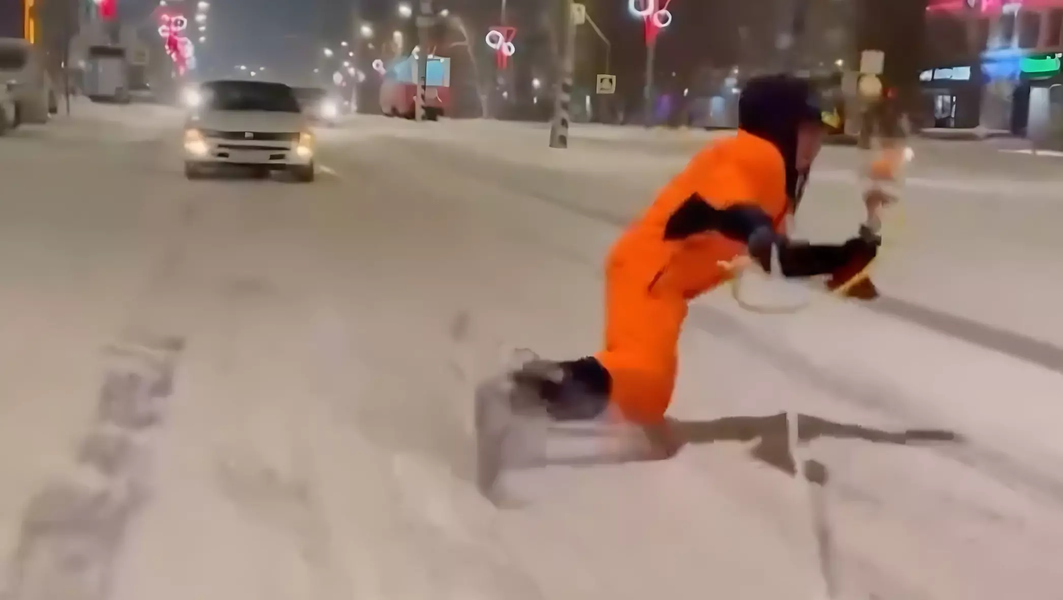 В Ачинске по дорогам катался сноубордист-экстремал с кальяном в руке