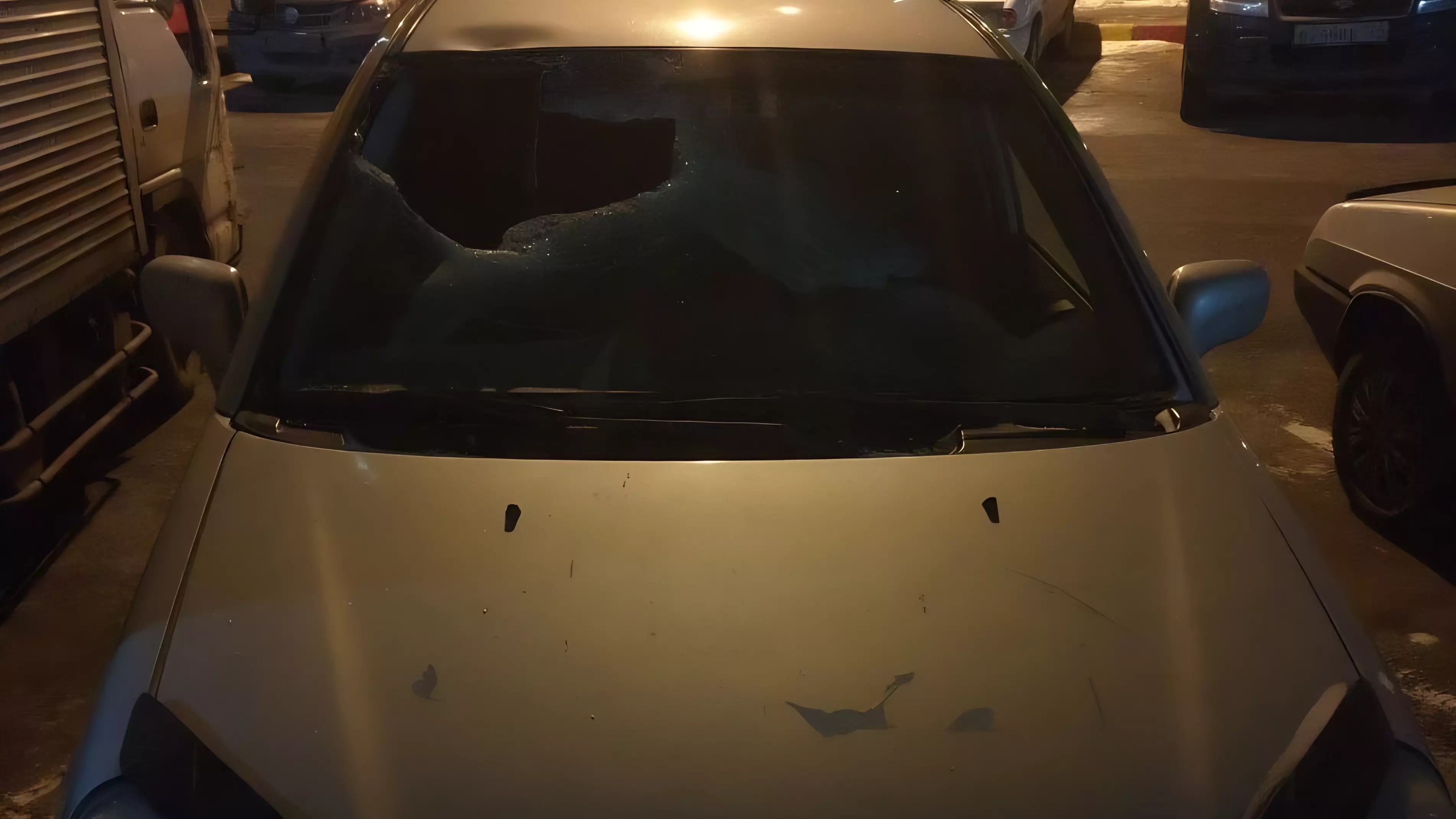 В Красноярске неизвестный выбросил из окна компьютер и пробил стекло автомобиля