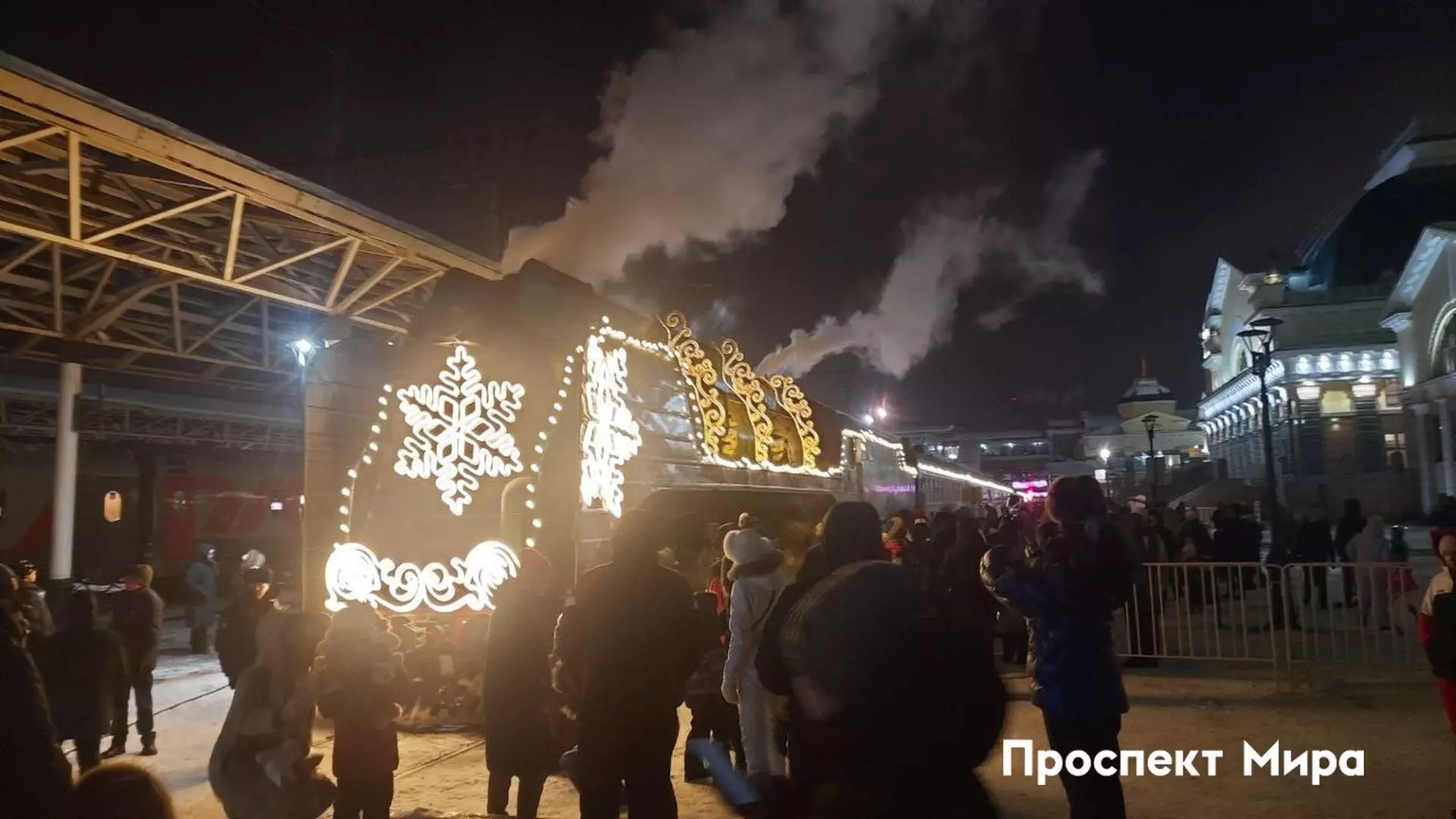 Толпы красноярцев собрались, чтобы увидеть поезд Деда Мороза