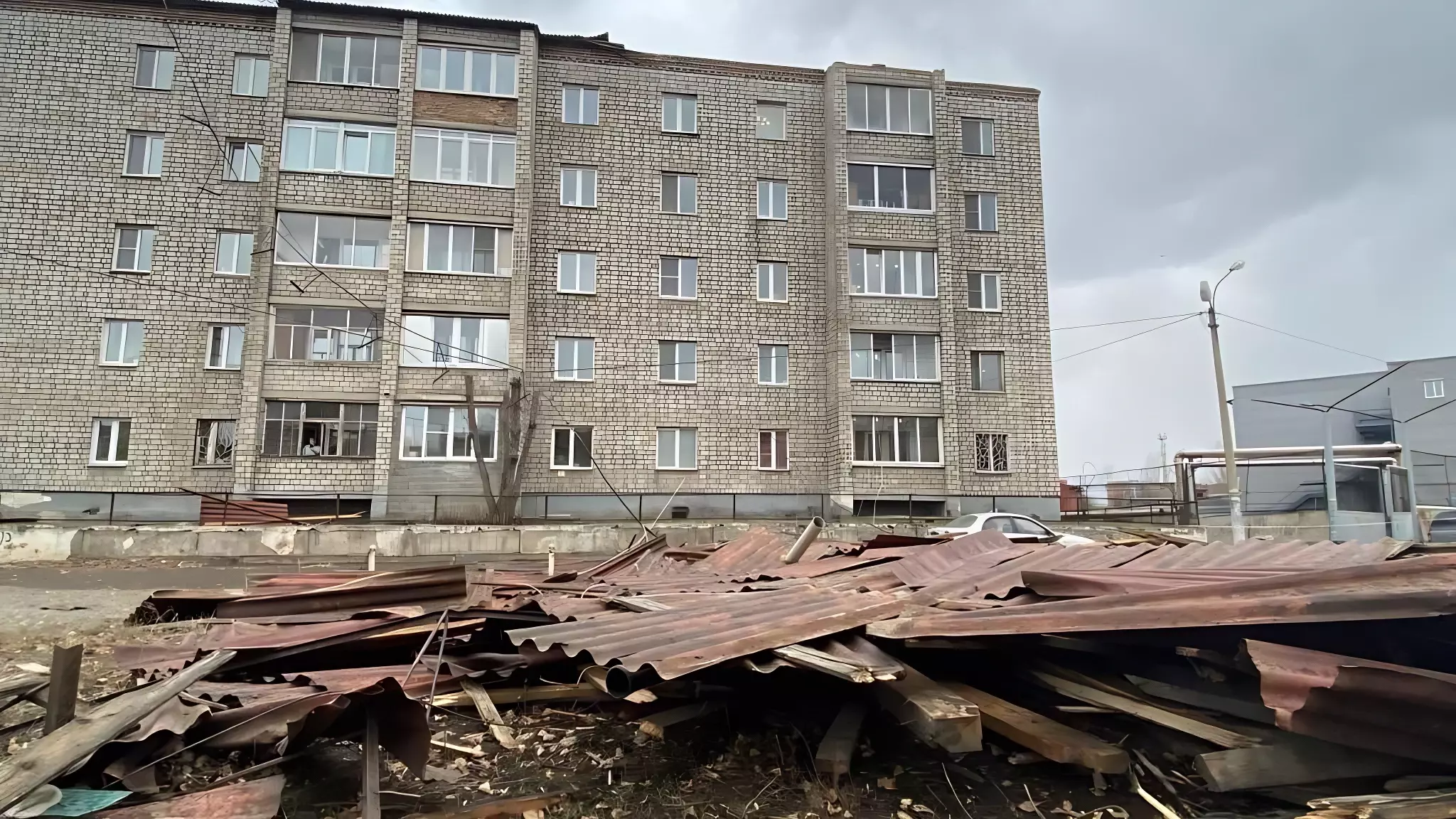 В Красноярске ураганный ветер сорвал крыши жилых домов